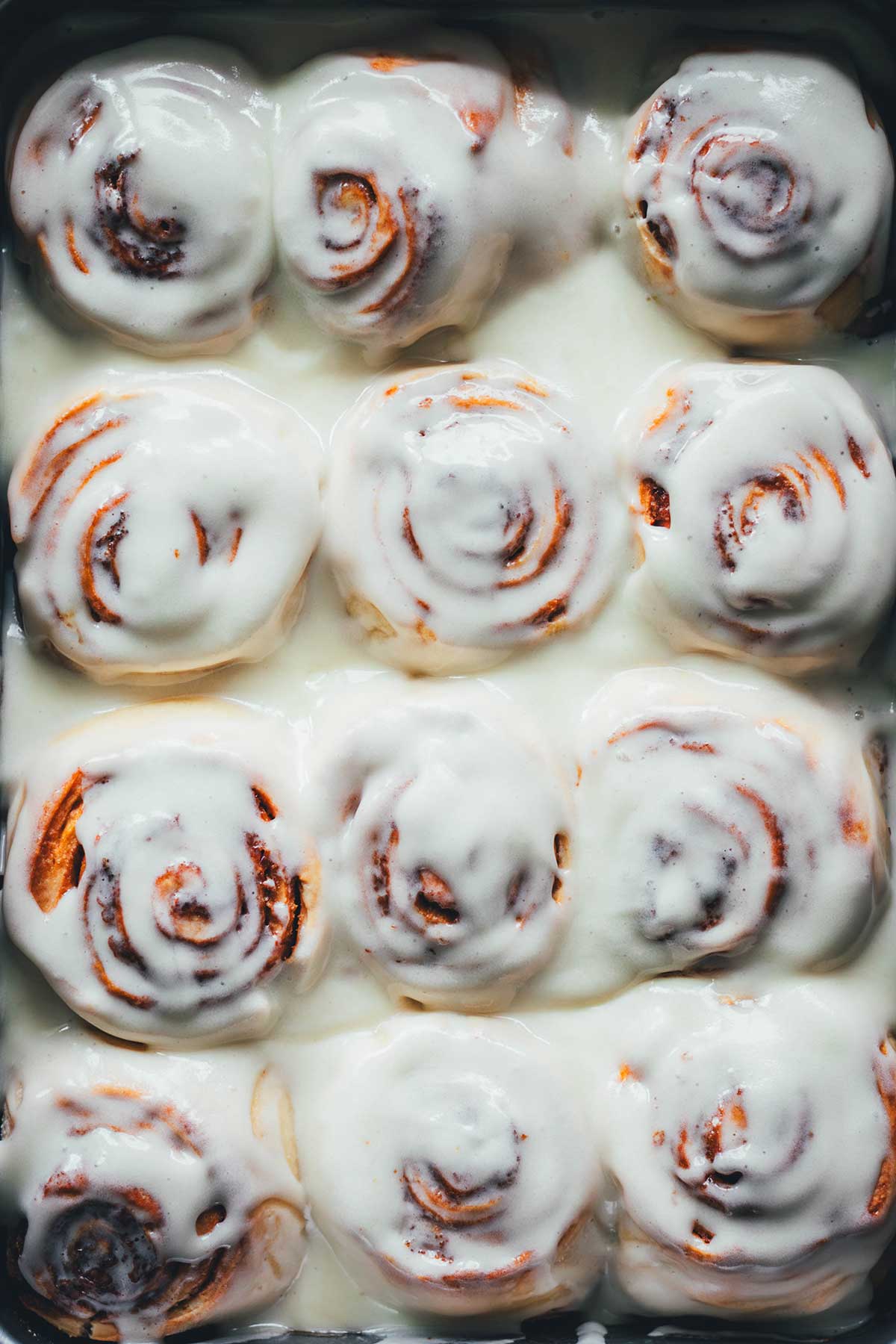 Luftige amerikanische Zimtschnecken mit cremigem Frischkäse-Frosting in der Nahaufnahme – Soft Cinnamon Rolls Rezept