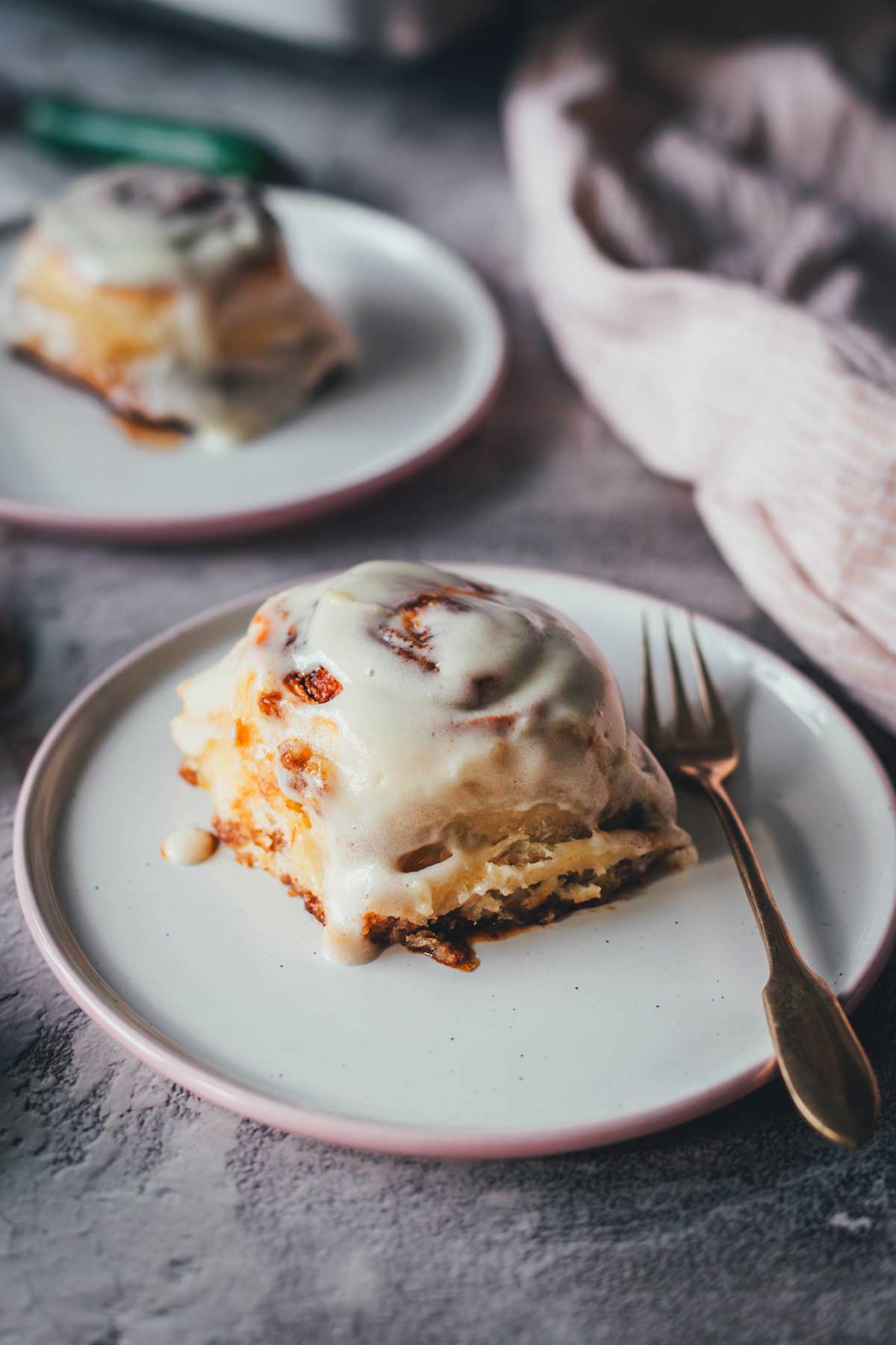 Nahaufnahme eines Tellers mit frisch gebackener Soft Cinnamon Roll. Die Zimtschnecke ist bereit zum Servieren.