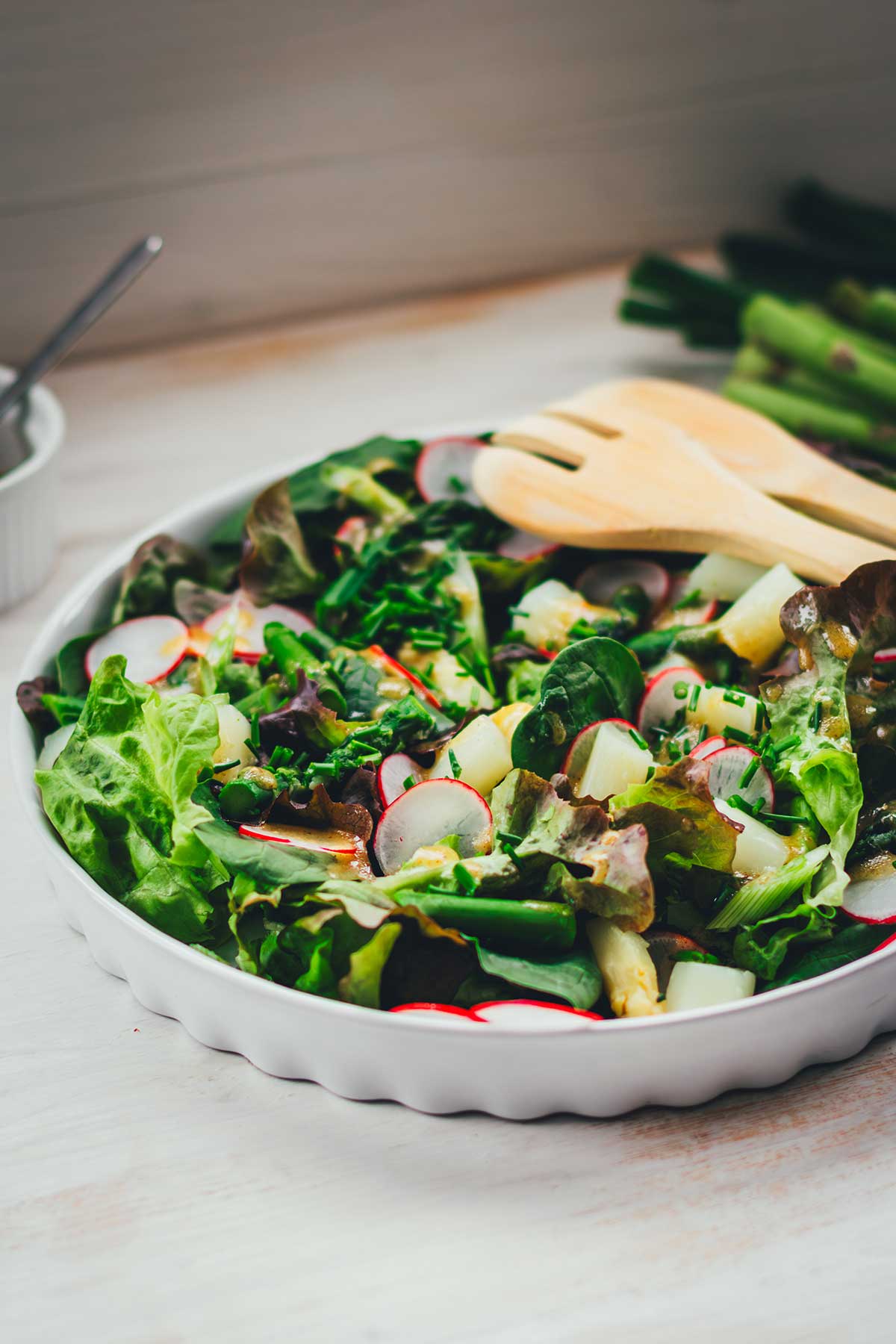 Rezept für frischen, grünen Frühlingssalat aus Blattsalaten, Babyspinat, grünem Spargel, weißem Spargel, knackigen Radieschen und einem leckeren Honig-Senf-Dressing als Salatsauce. Ein regionaler und saisonaler Salat, der blitzschnell zubereitet ist! | moeyskitchen.com