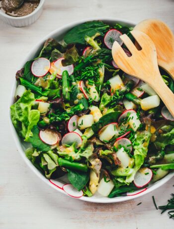 Rezept für frischen, grünen Frühlingssalat aus Blattsalaten, Babyspinat, grünem Spargel, weißem Spargel, knackigen Radieschen und einem leckeren Honig-Senf-Dressing als Salatsauce. Ein regionaler und saisonaler Salat, der blitzschnell zubereitet ist! | moeyskitchen.com
