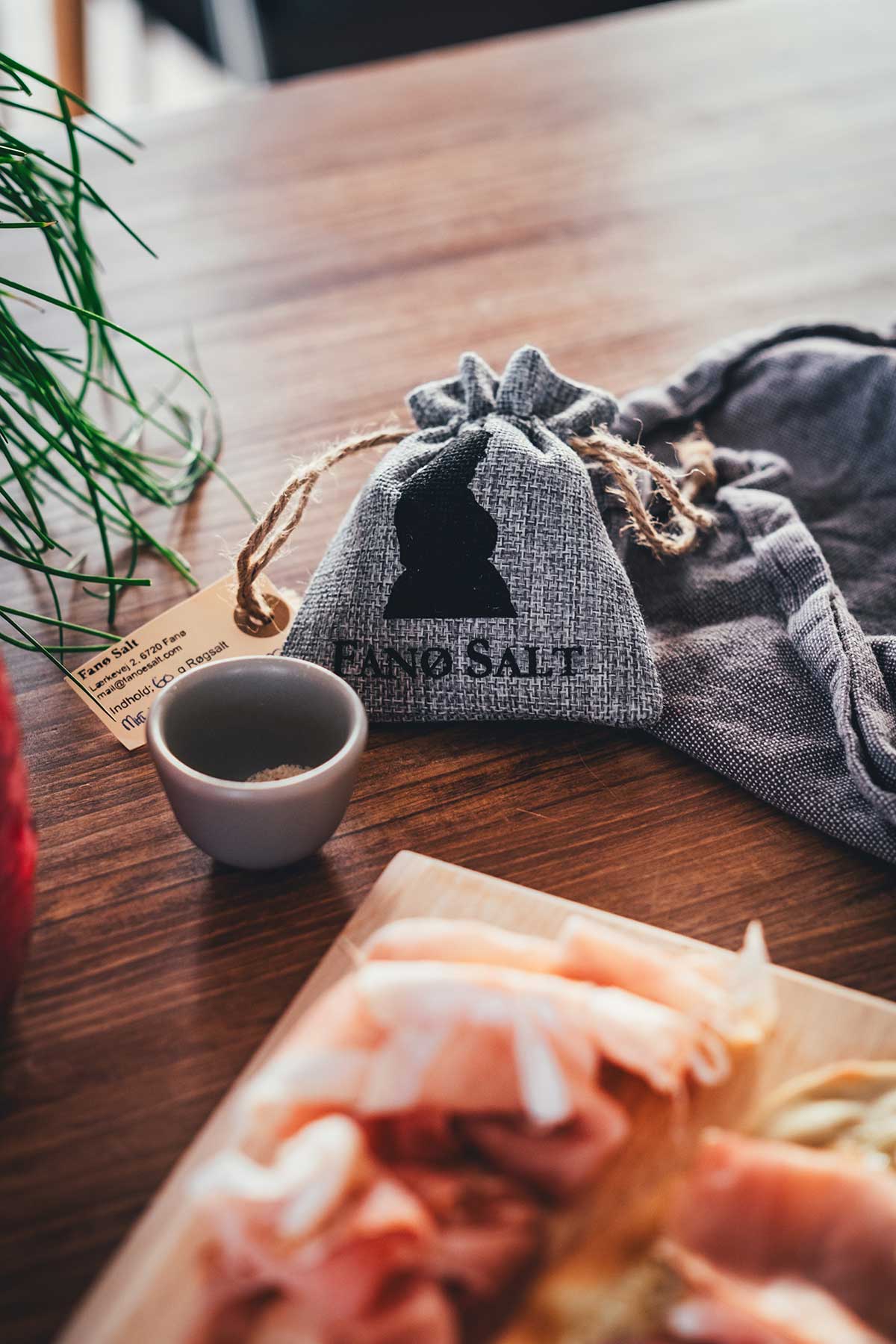 Für das Fanø Salt wird, wie schon früher zu Konservierungszwecken, Meerwasser an der Westküste von Fanø von Hand geschöpft, anschließend gefiltert und sieden gelassen, bis sich die typischen großen Meersalzkristalle bilden. Besonders geschmacksintensiv ist das Fanø Salt Røget – hierfür wird das Meersalz zusätzlich über Buchenholz kalt geräuchert. | moeyskitchen.com