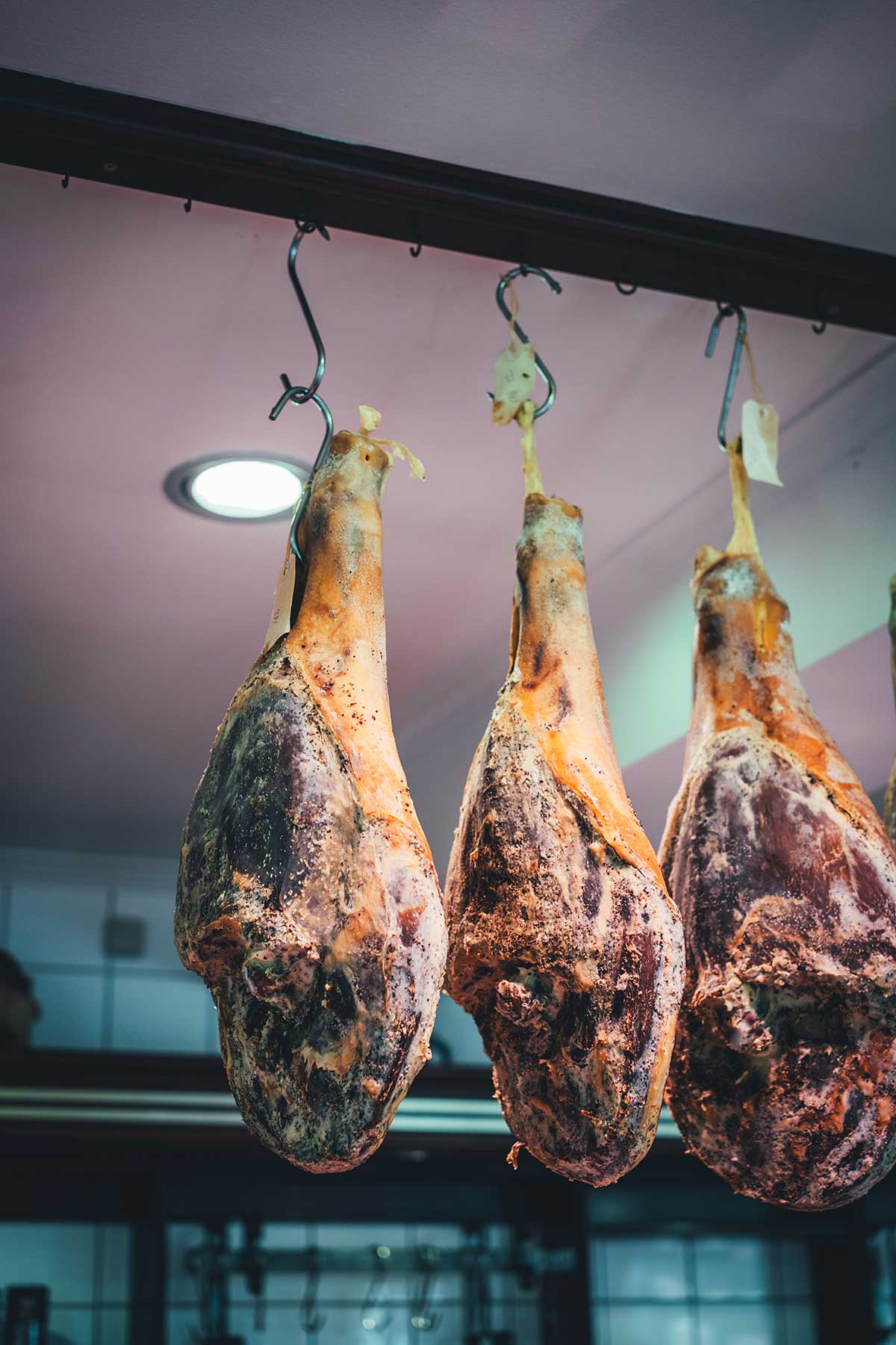 Der Fanø Schinken, der seit 1996 produziert wird, ist eine besondere luftgetrocknete Schinkenvariante. Er wird mit einer Mischung aus Meersalz, Nelken, Knoblauch und Pfeffer gewürzt, anschließend geräuchert und für sechs Monate gereift. | moeyskitchen.com