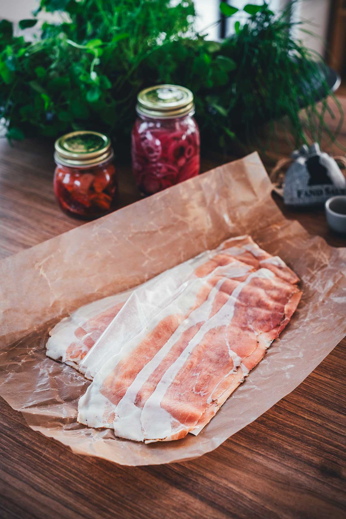 Der Fanø Schinken, der seit 1996 produziert wird, ist eine besondere luftgetrocknete Schinkenvariante. Er wird mit einer Mischung aus Meersalz, Nelken, Knoblauch und Pfeffer gewürzt, anschließend geräuchert und für sechs Monate gereift. | moeyskitchen.com