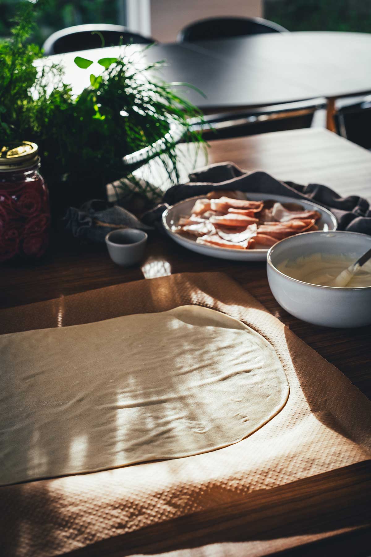 Mein Flammkuchen-Grundrezept sorgt für einen knusprig-dünnen Boden | moeyskitchen.com