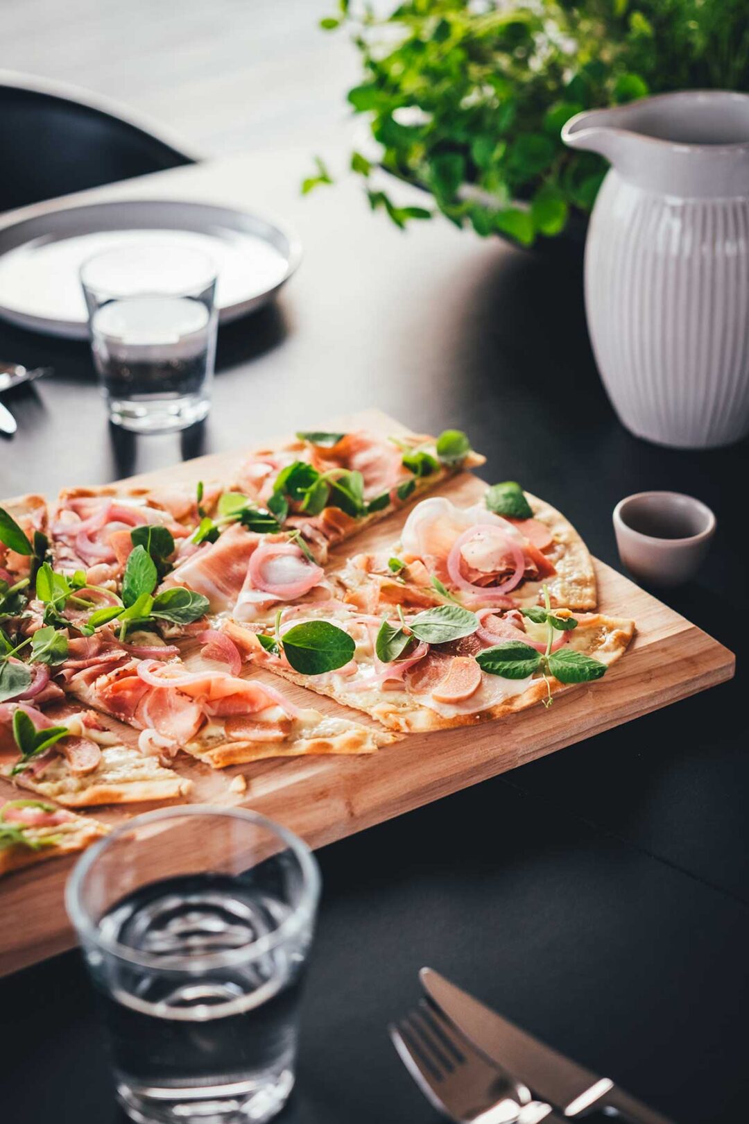Flammkuchen lässt sich genial einfach selbst herstellen. Mein knuspriger Flammkuchen besteht aus einem simplen Teig ohne Hefe, den ich stattdessen mit Olivenöl und Eigelb etwas verfeinere. Dadurch lässt er sich besonders dünn ausrollen und wird beim Backen so wunderbar knusprig. In diesem Rezept verrate ich euch, wie der perfekte Flammkuchen gelingt und gebe euch direkt Tipps für leckere Kombinationen für den Flammkuchen-Belag! | moeyskitchen.com