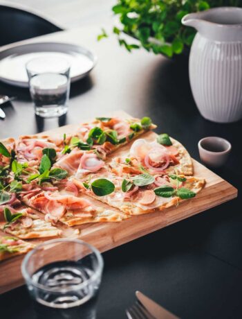 Flammkuchen lässt sich genial einfach selbst herstellen. Mein knuspriger Flammkuchen besteht aus einem simplen Teig ohne Hefe, den ich stattdessen mit Olivenöl und Eigelb etwas verfeinere. Dadurch lässt er sich besonders dünn ausrollen und wird beim Backen so wunderbar knusprig. In diesem Rezept verrate ich euch, wie der perfekte Flammkuchen gelingt und gebe euch direkt Tipps für leckere Kombinationen für den Flammkuchen-Belag! | moeyskitchen.com