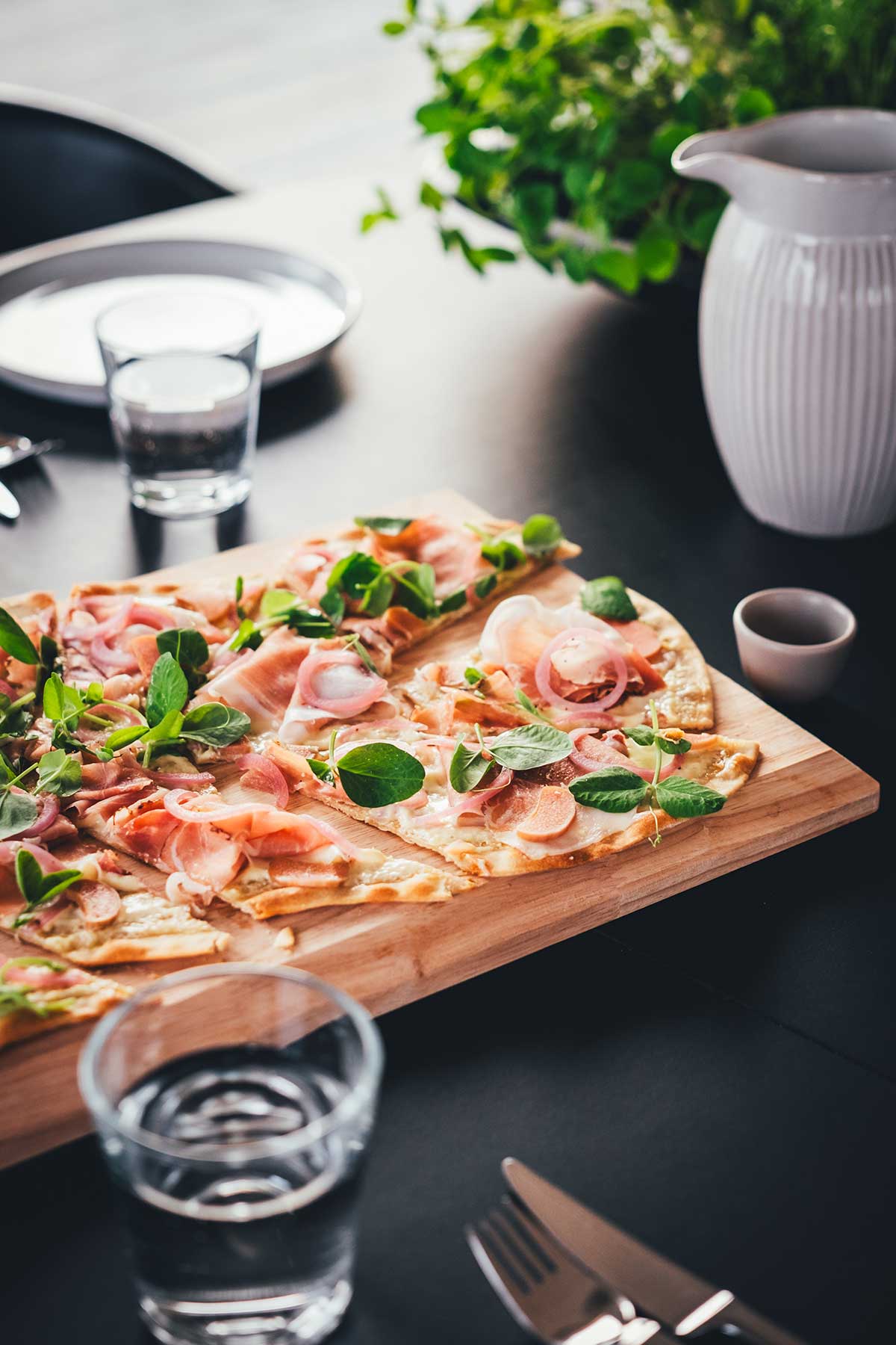 Flammkuchen lässt sich genial einfach selbst herstellen. Mein knuspriger Flammkuchen besteht aus einem simplen Teig ohne Hefe, den ich stattdessen mit Olivenöl und Eigelb etwas verfeinere. Dadurch lässt er sich besonders dünn ausrollen und wird beim Backen so wunderbar knusprig. In diesem Rezept verrate ich euch, wie der perfekte Flammkuchen gelingt und gebe euch direkt Tipps für leckere Kombinationen für den Flammkuchen-Belag! | moeyskitchen.com