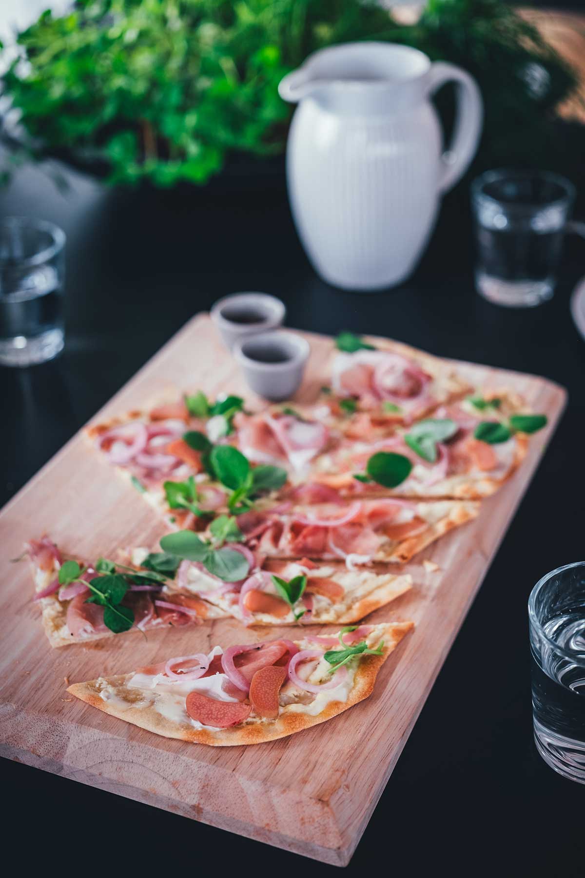 Flammkuchen lässt sich genial einfach selbst herstellen. Mein knuspriger Flammkuchen besteht aus einem simplen Teig ohne Hefe, den ich stattdessen mit Olivenöl und Eigelb etwas verfeinere. Dadurch lässt er sich besonders dünn ausrollen und wird beim Backen so wunderbar knusprig. In diesem Rezept verrate ich euch, wie der perfekte Flammkuchen gelingt und gebe euch direkt Tipps für leckere Kombinationen für den Flammkuchen-Belag! | moeyskitchen.com