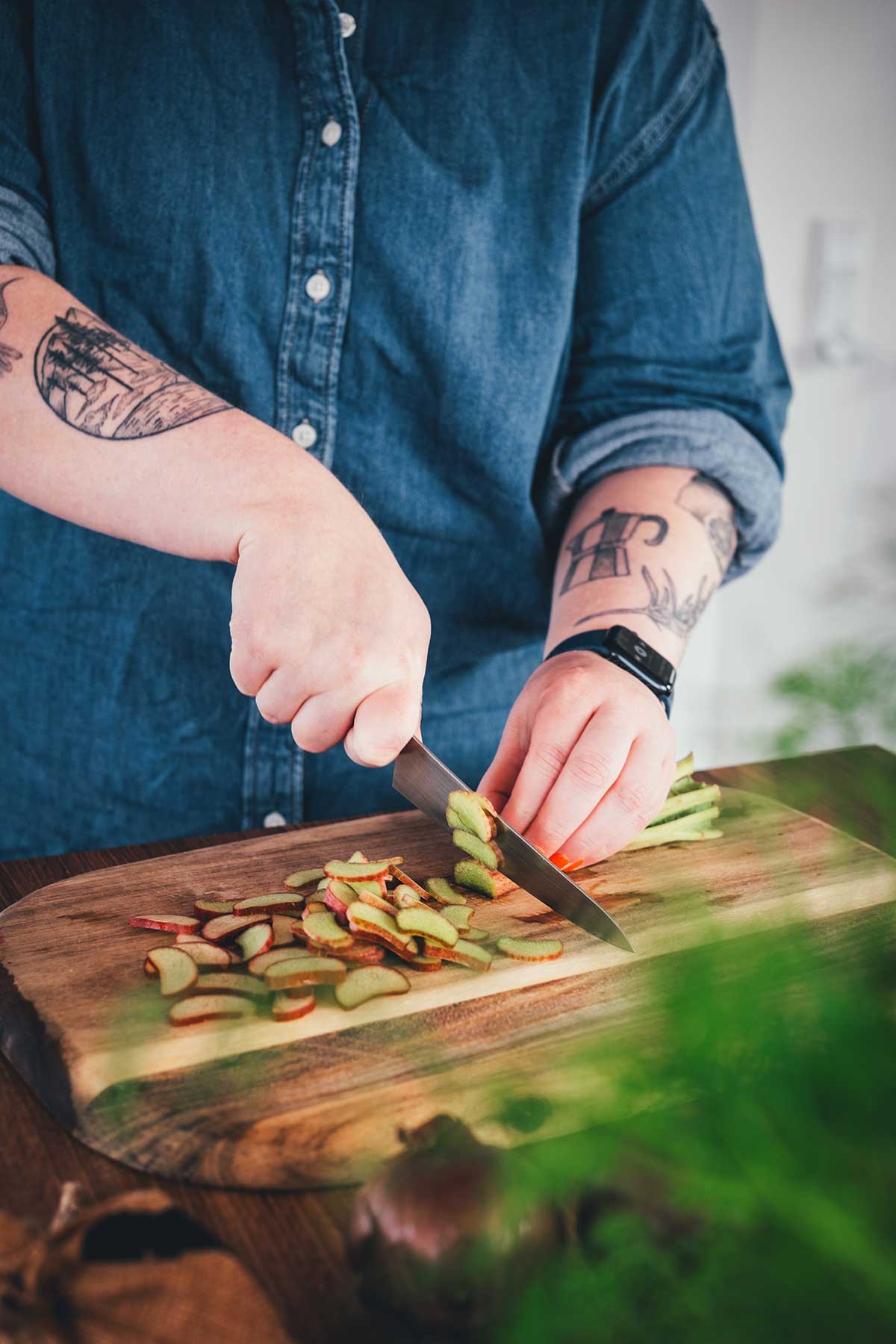Eingelegter Rhabarber kommt auf meinen Flammkuchen | moeyskitchen.com