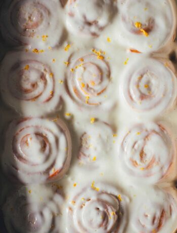 Zitronenschnecken: Die perfekte Mischung aus süß und säuerlich! Diese erfrischende Alternative zu Zimtschnecken begeistert mit Zitronenfüllung und Frischkäse-Icing. Einfach herzustellen, vorzubereiten und einzufrieren. | moeyskitchen.com