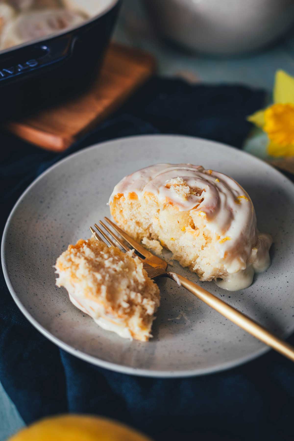 Zitronenschnecken: Die perfekte Mischung aus süß und säuerlich! Diese erfrischende Alternative zu Zimtschnecken begeistert mit Zitronenfüllung und Frischkäse-Icing. Einfach herzustellen, vorzubereiten und einzufrieren. | moeyskitchen.com