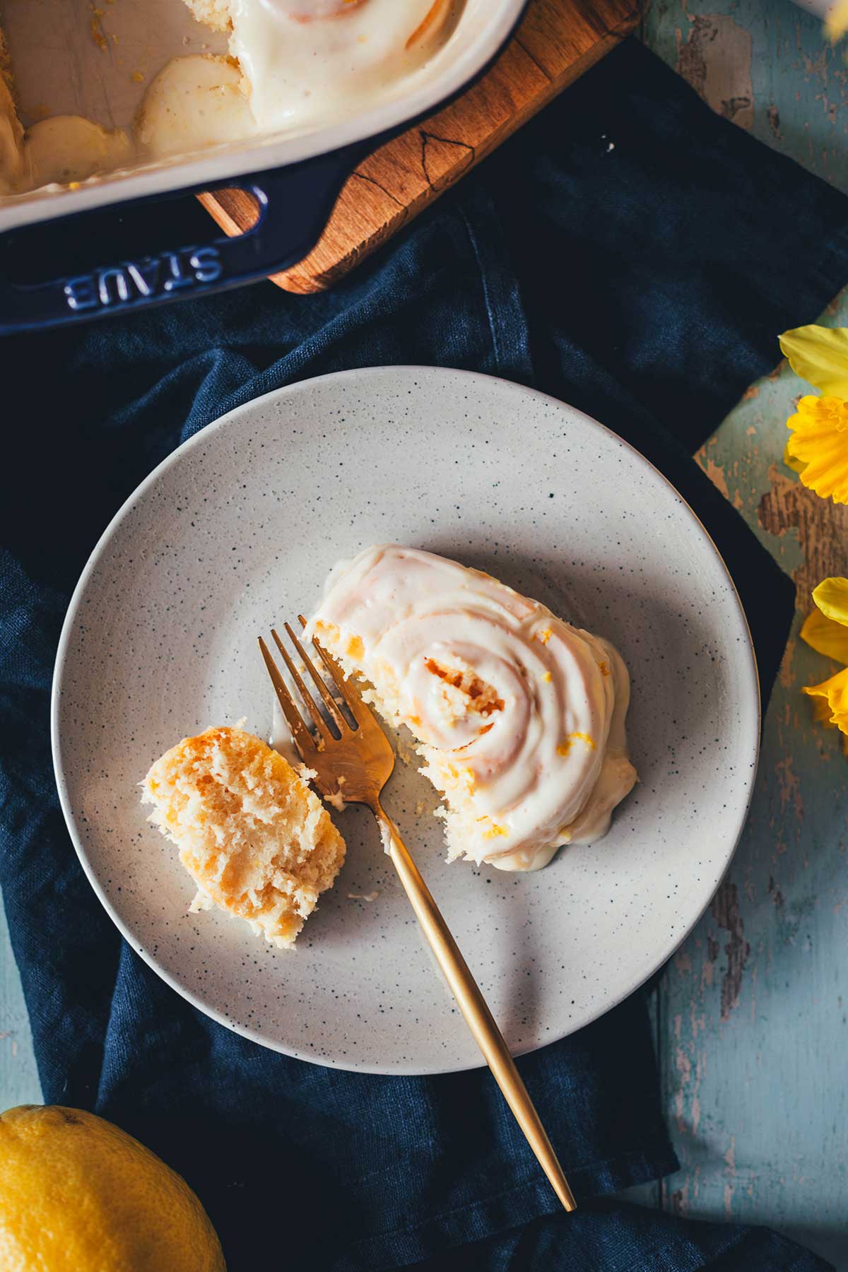 Zitronenschnecken: Die perfekte Mischung aus süß und säuerlich! Diese erfrischende Alternative zu Zimtschnecken begeistert mit Zitronenfüllung und Frischkäse-Icing. Einfach herzustellen, vorzubereiten und einzufrieren. | moeyskitchen.com