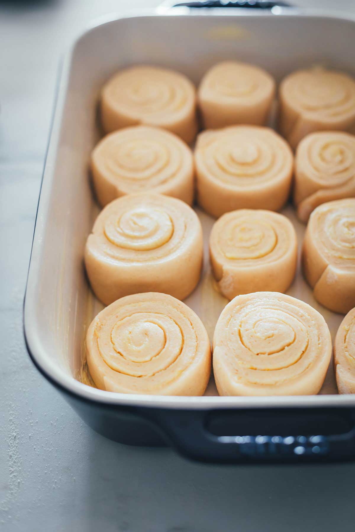 Zitronenschnecken: Die perfekte Mischung aus süß und säuerlich! Diese erfrischende Alternative zu Zimtschnecken begeistert mit Zitronenfüllung und Frischkäse-Icing. Einfach herzustellen, vorzubereiten und einzufrieren. | moeyskitchen.com