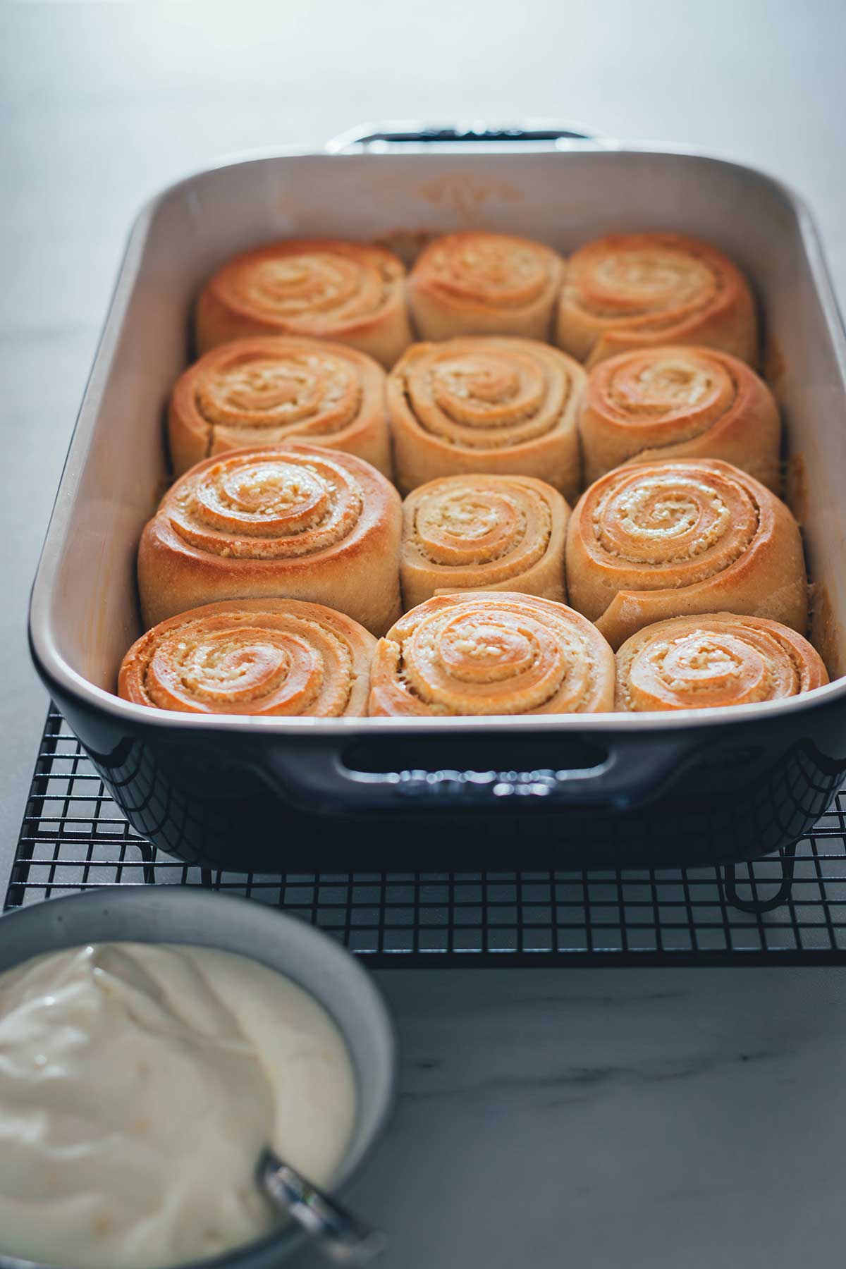 Zitronenschnecken: Die perfekte Mischung aus süß und säuerlich! Diese erfrischende Alternative zu Zimtschnecken begeistert mit Zitronenfüllung und Frischkäse-Icing. Einfach herzustellen, vorzubereiten und einzufrieren. | moeyskitchen.com