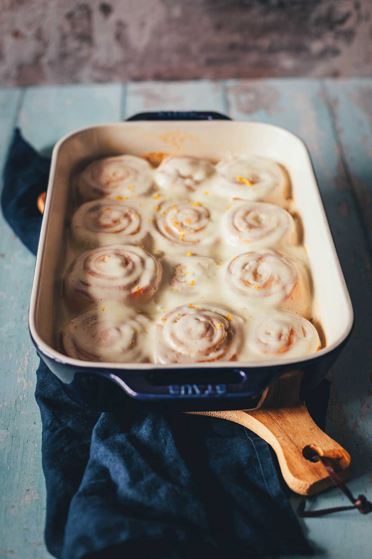 Zitronenschnecken: Die perfekte Mischung aus süß und säuerlich! Diese erfrischende Alternative zu Zimtschnecken begeistert mit Zitronenfüllung und Frischkäse-Icing. Einfach herzustellen, vorzubereiten und einzufrieren. | moeyskitchen.com