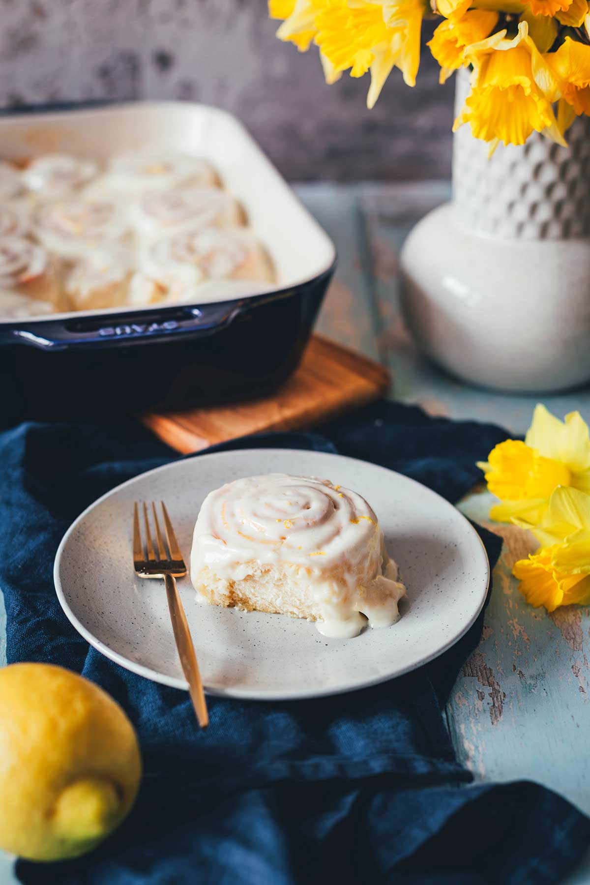 Zitronenschnecken: Die perfekte Mischung aus süß und säuerlich! Diese erfrischende Alternative zu Zimtschnecken begeistert mit Zitronenfüllung und Frischkäse-Icing. Einfach herzustellen, vorzubereiten und einzufrieren. | moeyskitchen.com