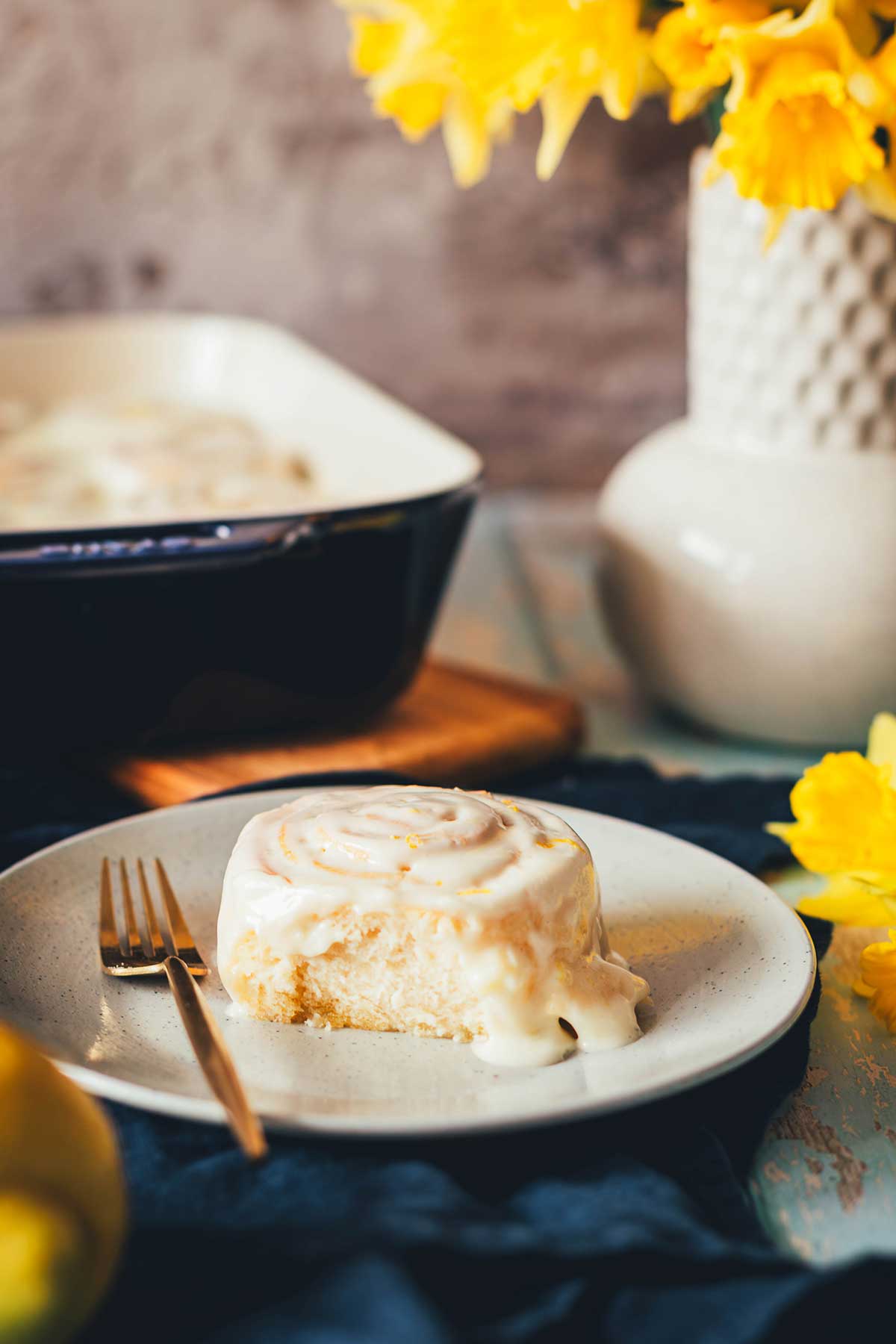 Zitronenschnecken: Die perfekte Mischung aus süß und säuerlich! Diese erfrischende Alternative zu Zimtschnecken begeistert mit Zitronenfüllung und Frischkäse-Icing. Einfach herzustellen, vorzubereiten und einzufrieren. | moeyskitchen.com