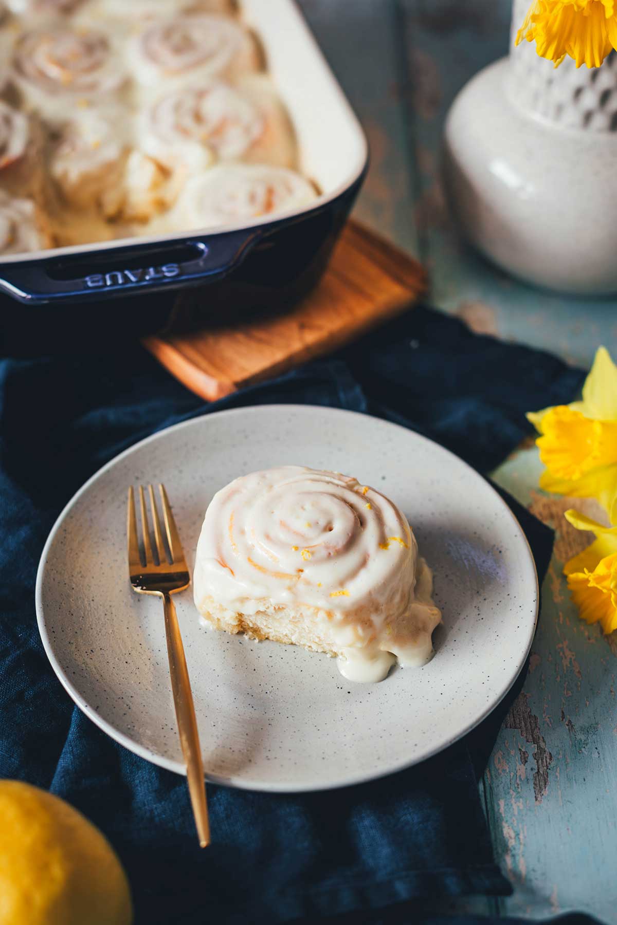 Zitronenschnecken: Die perfekte Mischung aus süß und säuerlich! Diese erfrischende Alternative zu Zimtschnecken begeistert mit Zitronenfüllung und Frischkäse-Icing. Einfach herzustellen, vorzubereiten und einzufrieren. | moeyskitchen.com