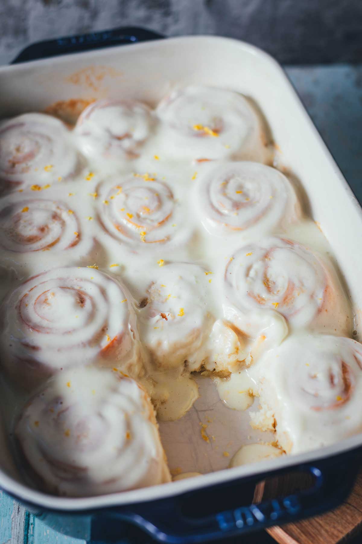 Zitronenschnecken: Die perfekte Mischung aus süß und säuerlich! Diese erfrischende Alternative zu Zimtschnecken begeistert mit Zitronenfüllung und Frischkäse-Icing. Einfach herzustellen, vorzubereiten und einzufrieren. | moeyskitchen.com