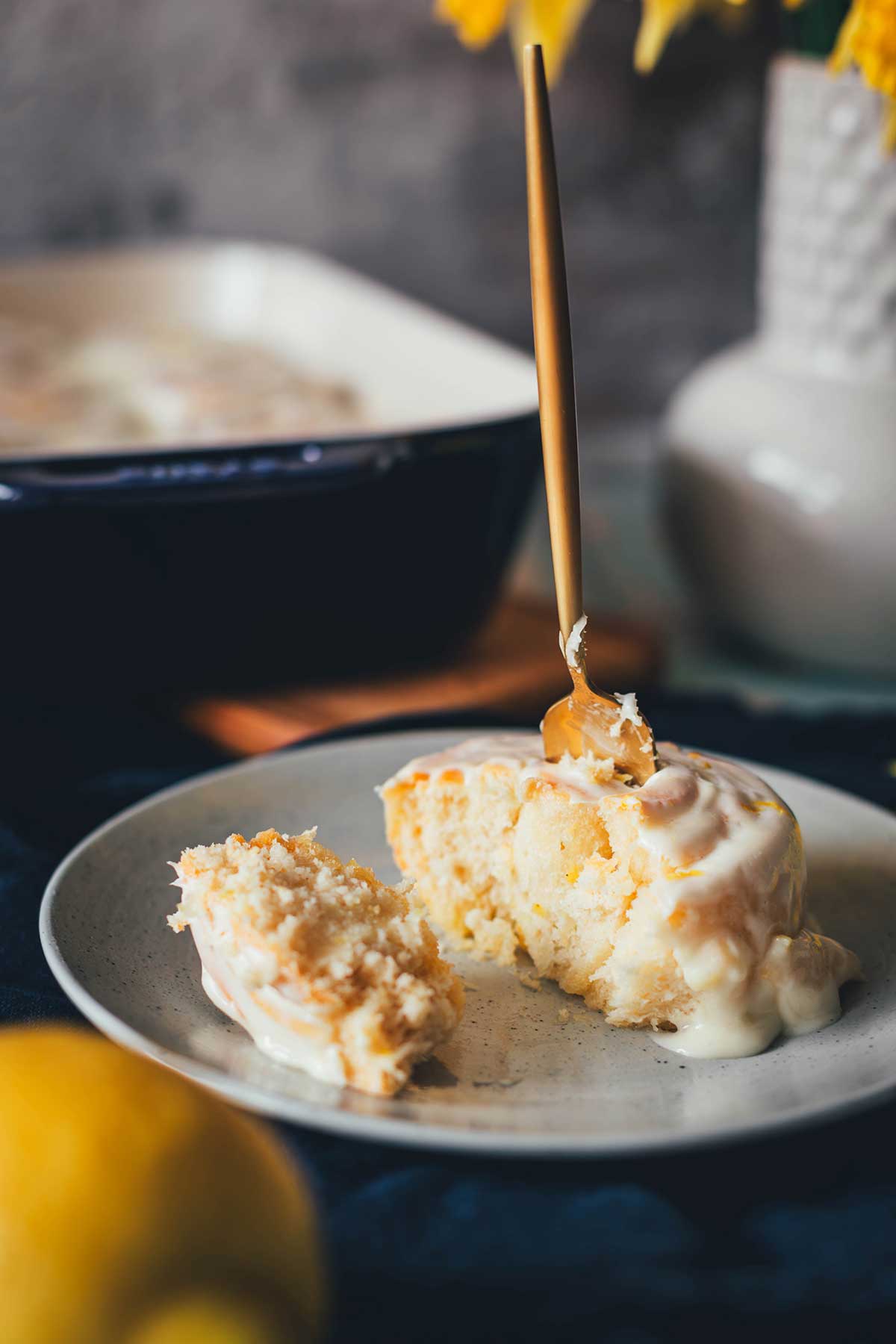 Zitronenschnecken: Die perfekte Mischung aus süß und säuerlich! Diese erfrischende Alternative zu Zimtschnecken begeistert mit Zitronenfüllung und Frischkäse-Icing. Einfach herzustellen, vorzubereiten und einzufrieren. | moeyskitchen.com