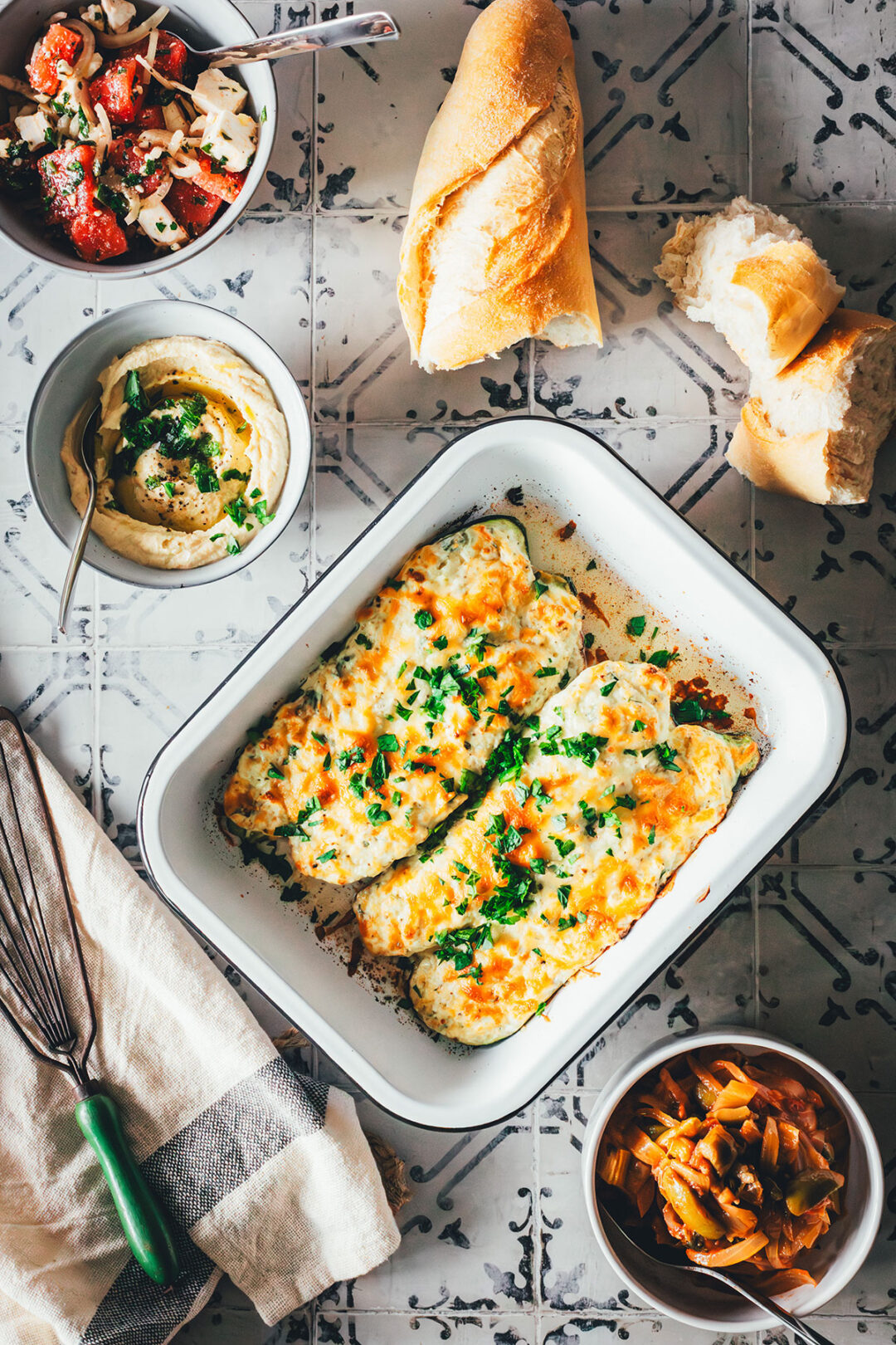 Mit Ricotta-Creme gefüllte und mit Mozzarella und Parmesan überbackene Zucchini! Geht sie wieder los, die Zucchinischwemme? Dann hab ich hier ein neues, unkompliziertes und vor allem super schnelles Rezept für euch: vegetarisch gefüllte Zucchini! | moeyskitchen.com