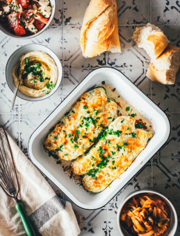 Mit Ricotta-Creme gefüllte und mit Mozzarella und Parmesan überbackene Zucchini! Geht sie wieder los, die Zucchinischwemme? Dann hab ich hier ein neues, unkompliziertes und vor allem super schnelles Rezept für euch: vegetarisch gefüllte Zucchini! | moeyskitchen.com
