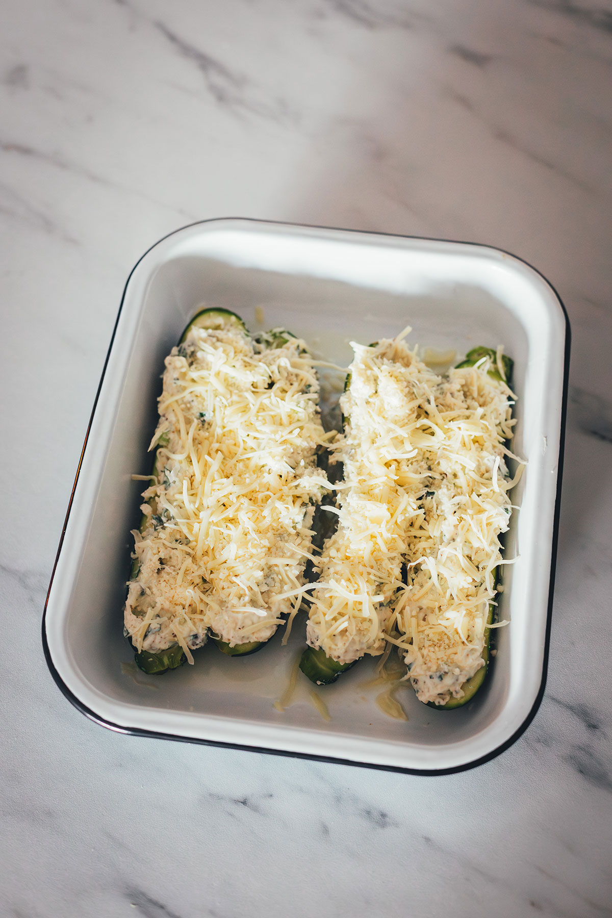Mit Ricotta-Creme gefüllte und mit Mozzarella und Parmesan überbackene Zucchini! Geht sie wieder los, die Zucchinischwemme? Dann hab ich hier ein neues, unkompliziertes und vor allem super schnelles Rezept für euch: vegetarisch gefüllte Zucchini! | moeyskitchen.com