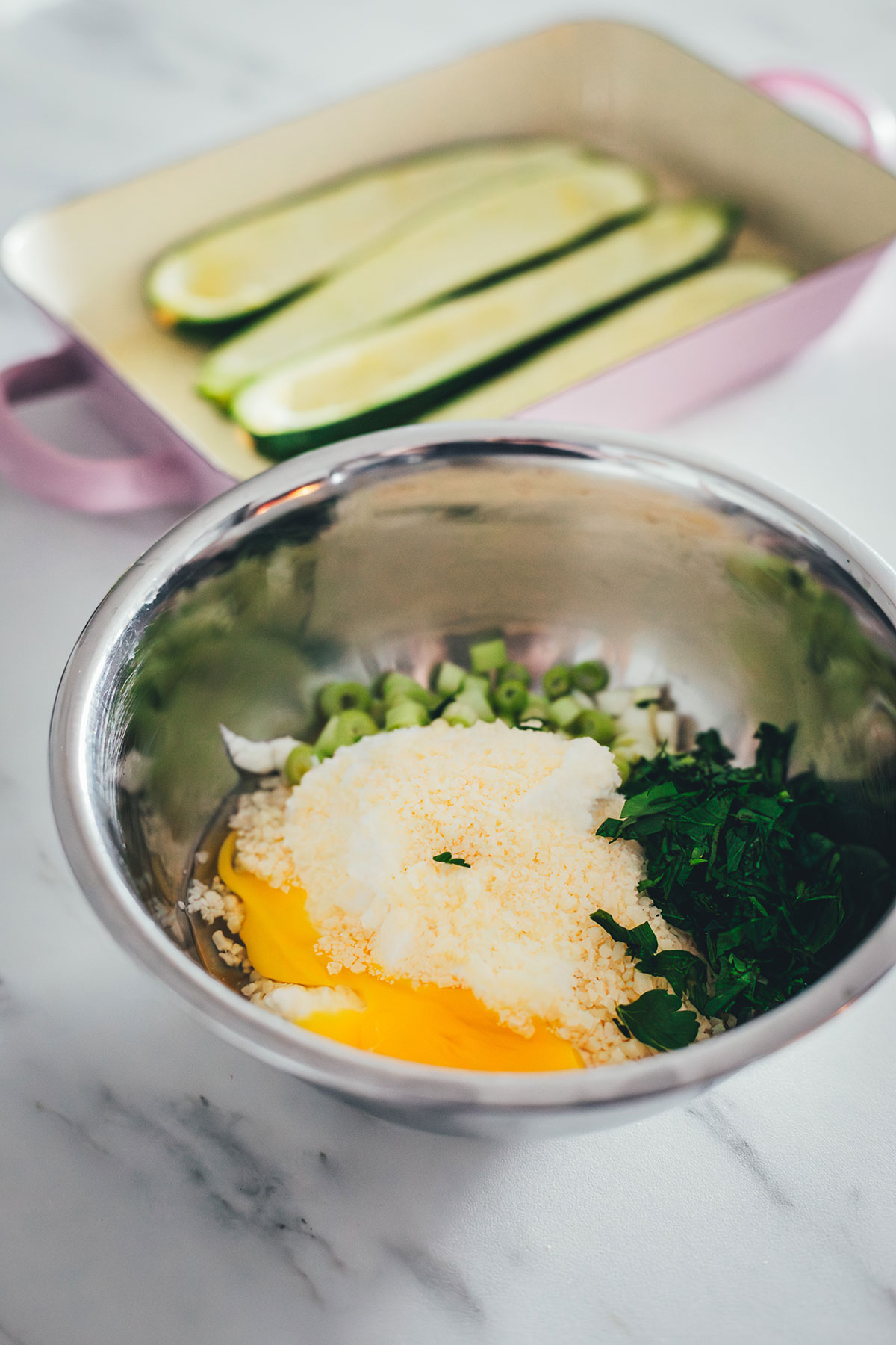 Mit Ricotta-Creme gefüllte und mit Mozzarella und Parmesan überbackene Zucchini! Geht sie wieder los, die Zucchinischwemme? Dann hab ich hier ein neues, unkompliziertes und vor allem super schnelles Rezept für euch: vegetarisch gefüllte Zucchini! | moeyskitchen.com