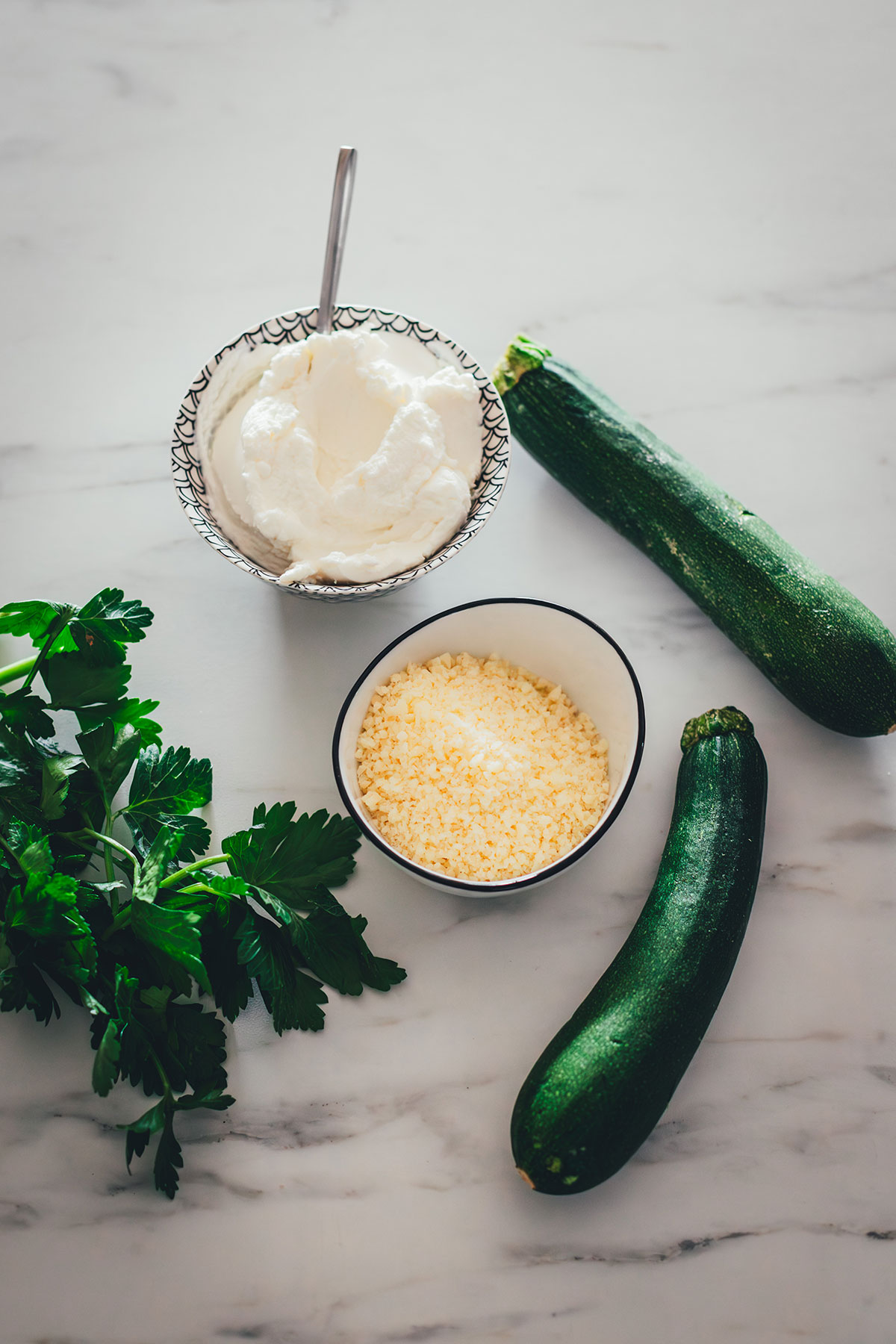 Mit Ricotta-Creme gefüllte und mit Mozzarella und Parmesan überbackene Zucchini! Geht sie wieder los, die Zucchinischwemme? Dann hab ich hier ein neues, unkompliziertes und vor allem super schnelles Rezept für euch: vegetarisch gefüllte Zucchini! | moeyskitchen.com