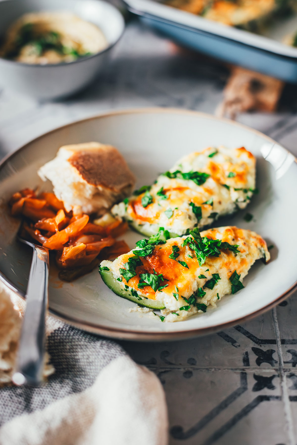 Mit Ricotta-Creme gefüllte und mit Mozzarella und Parmesan überbackene Zucchini! Geht sie wieder los, die Zucchinischwemme? Dann hab ich hier ein neues, unkompliziertes und vor allem super schnelles Rezept für euch: vegetarisch gefüllte Zucchini! | moeyskitchen.com