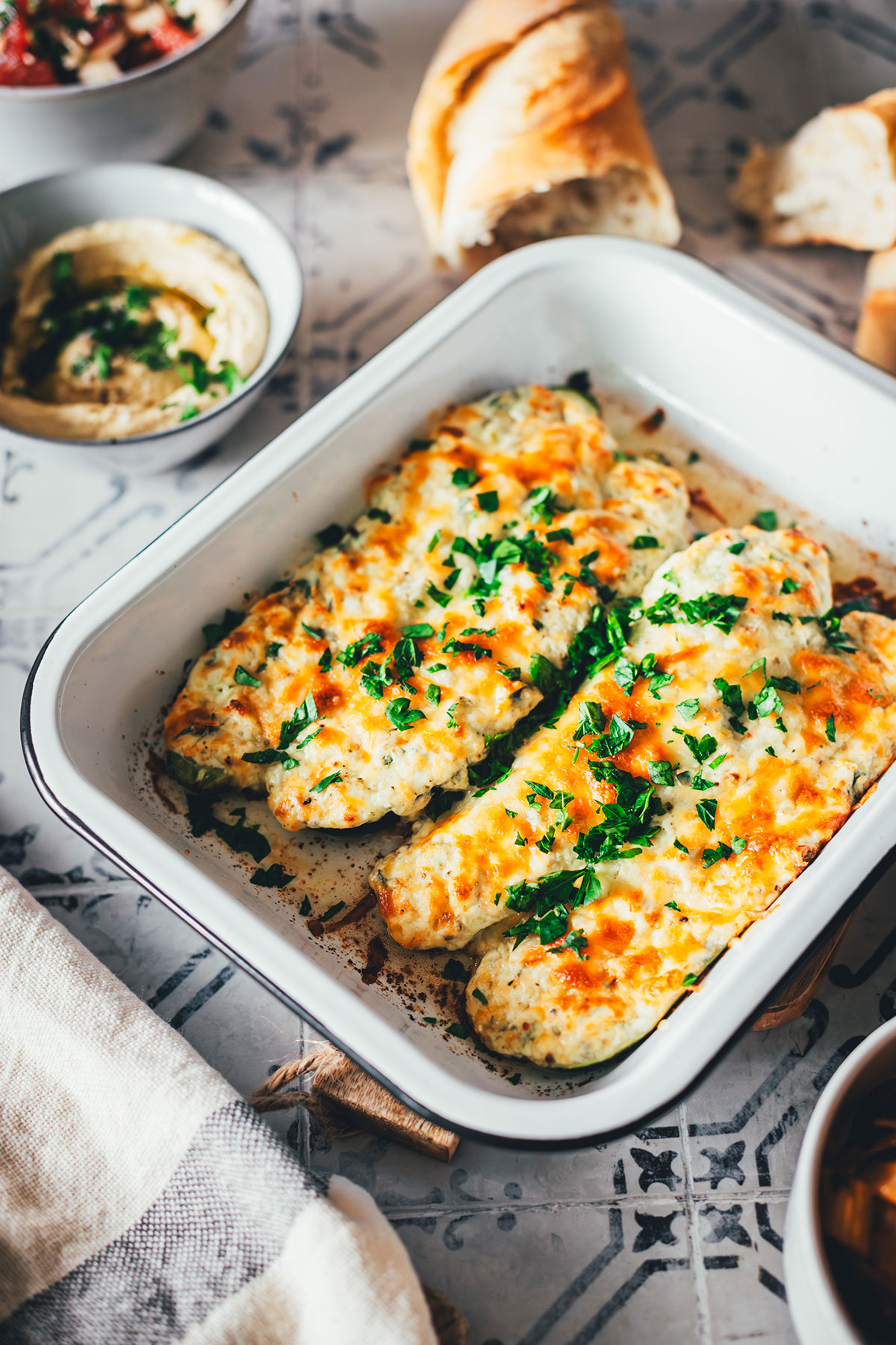 Mit Ricotta-Creme gefüllte und mit Mozzarella und Parmesan überbackene Zucchini! Geht sie wieder los, die Zucchinischwemme? Dann hab ich hier ein neues, unkompliziertes und vor allem super schnelles Rezept für euch: vegetarisch gefüllte Zucchini! | moeyskitchen.com
