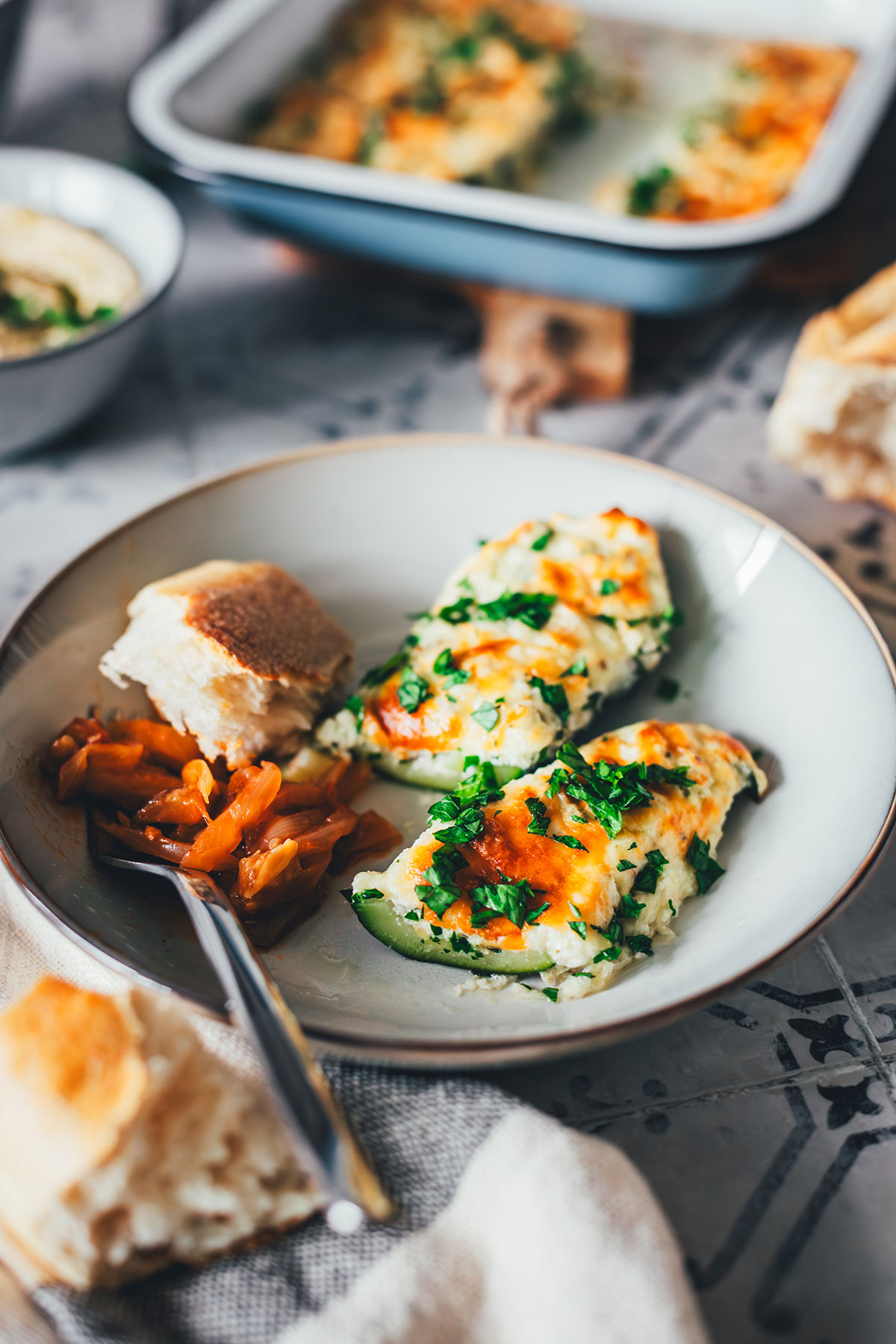 Mit Ricotta-Creme gefüllte und mit Mozzarella und Parmesan überbackene Zucchini! Geht sie wieder los, die Zucchinischwemme? Dann hab ich hier ein neues, unkompliziertes und vor allem super schnelles Rezept für euch: vegetarisch gefüllte Zucchini! | moeyskitchen.com