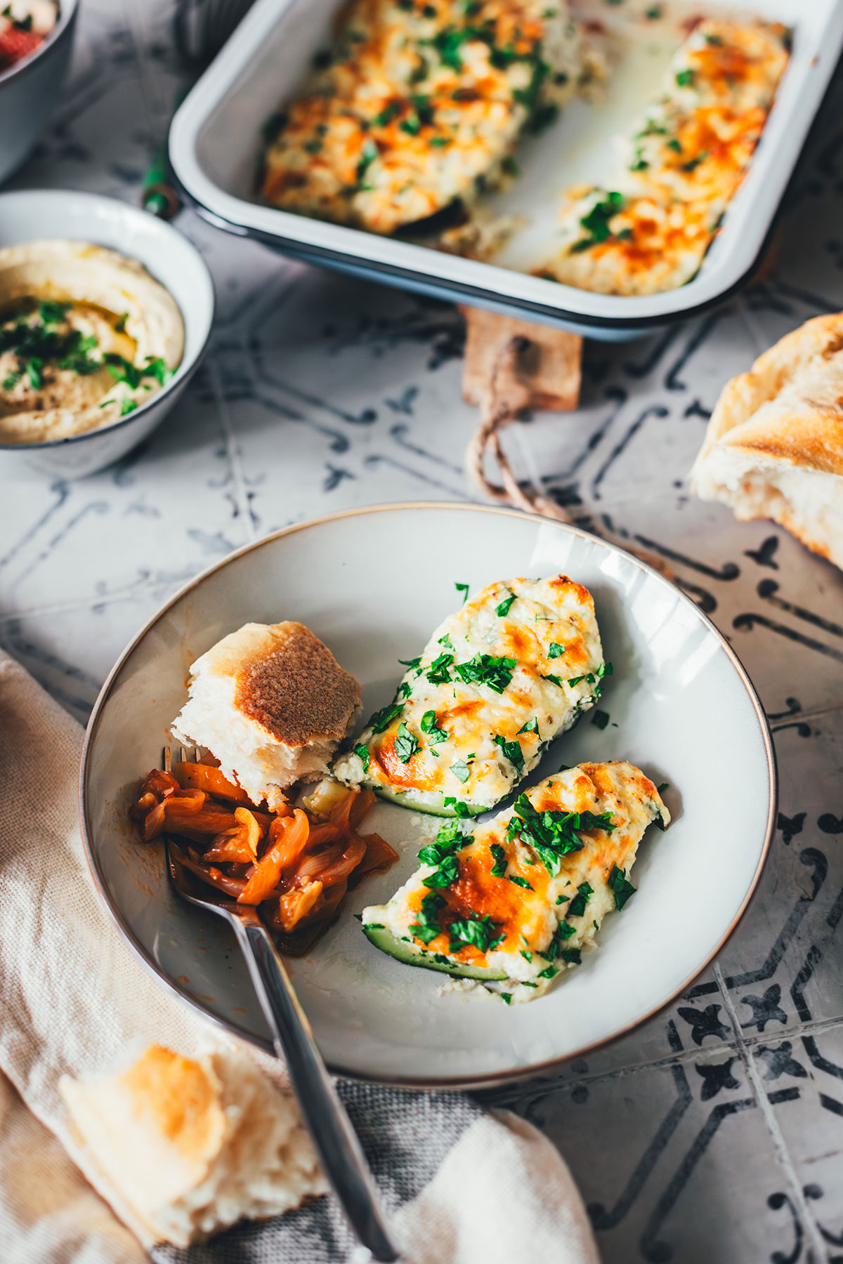 Mit Ricotta-Creme gefüllte und mit Mozzarella und Parmesan überbackene Zucchini! Geht sie wieder los, die Zucchinischwemme? Dann hab ich hier ein neues, unkompliziertes und vor allem super schnelles Rezept für euch: vegetarisch gefüllte Zucchini! | moeyskitchen.com