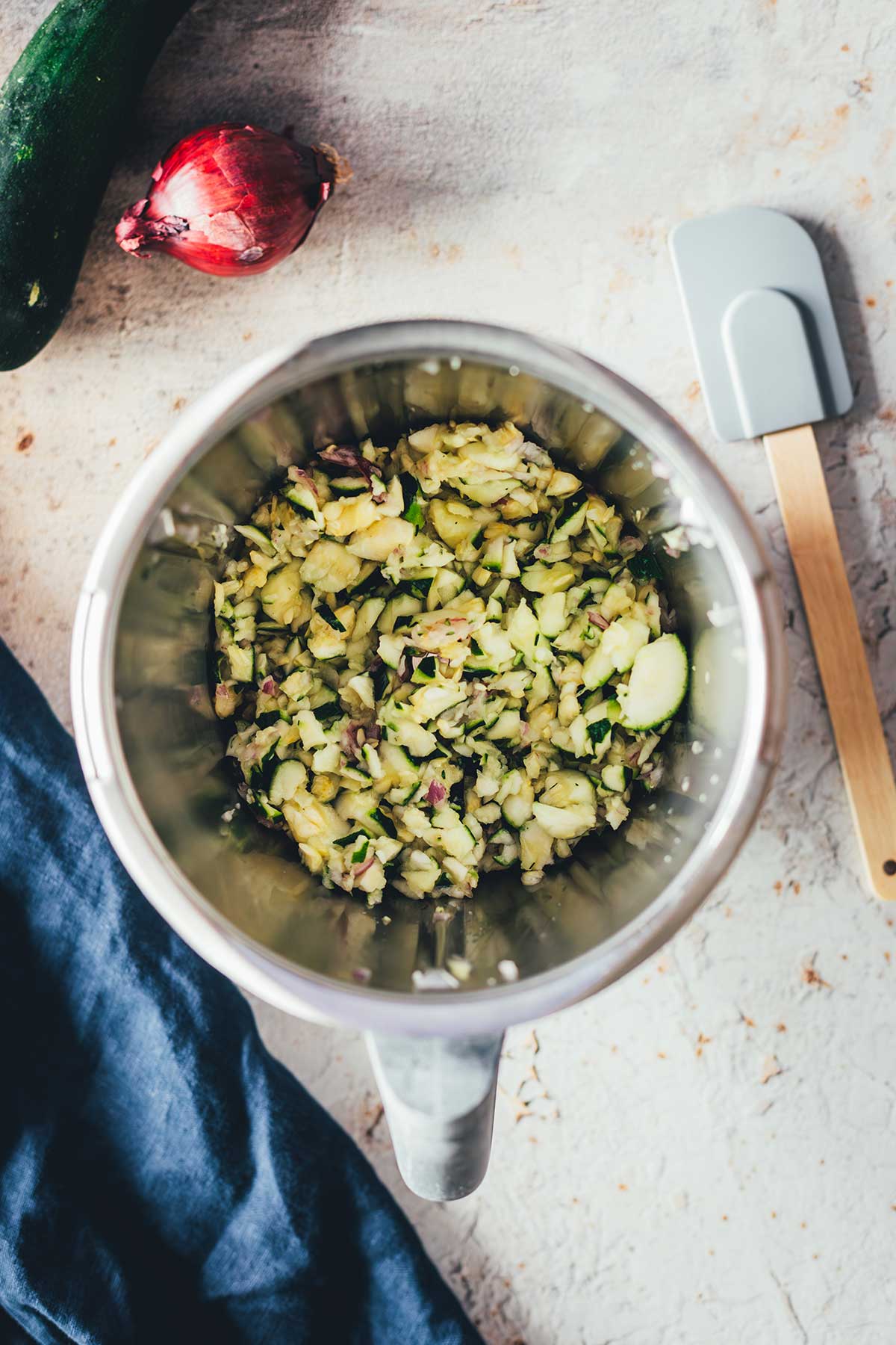Schnelles Rezept für leckeren Reissalat aus dem Thermomix. Sommerlich frisch mit Zucchini und Feta. Frisch, leicht und sättigend und damit perfekt für den Lunch und eine tolle Alternative zu Kartoffelsalat oder Nudelsalat! | moeyskitchen.com