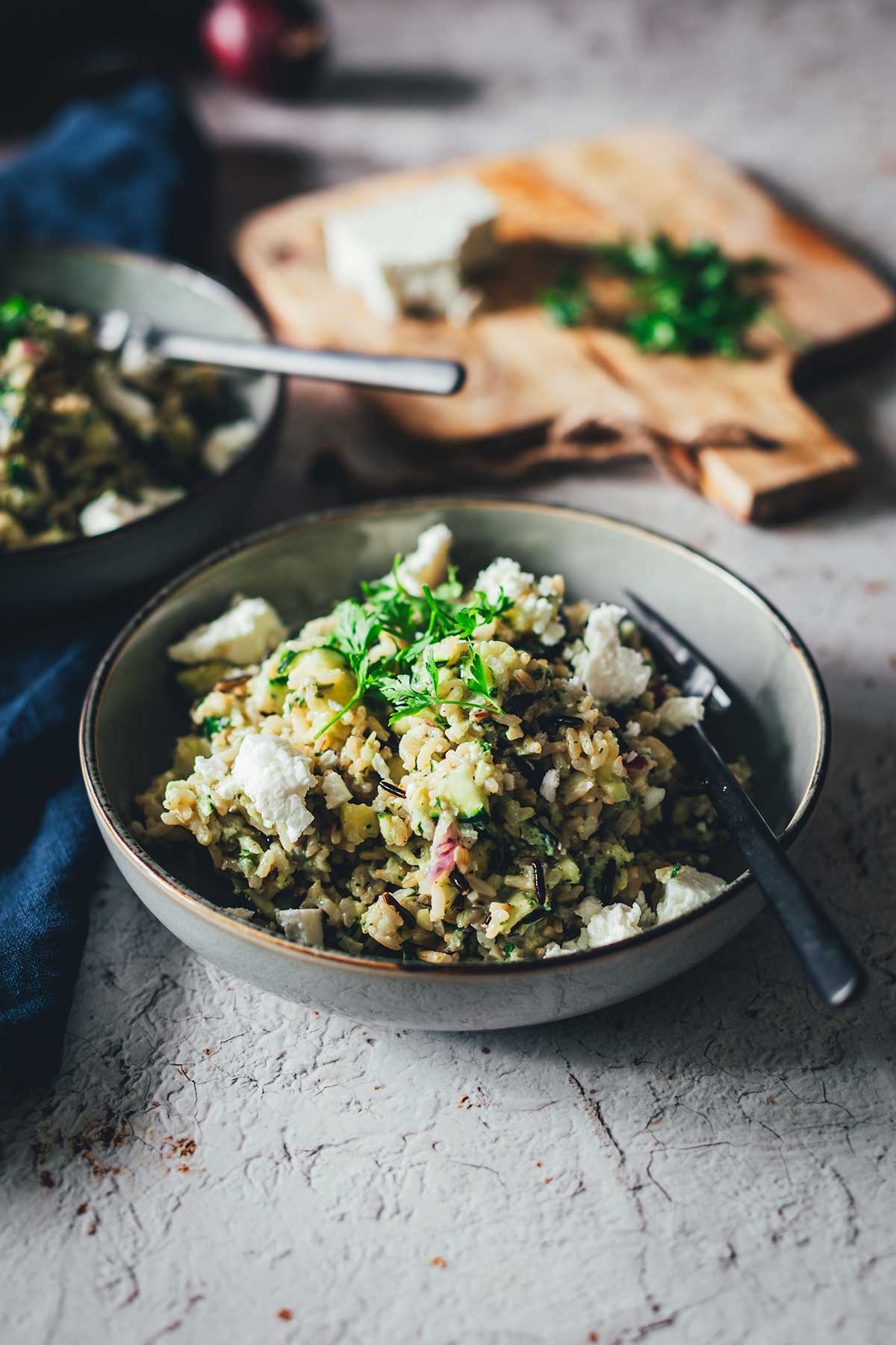 Schnelles Rezept für leckeren Reissalat aus dem Thermomix. Sommerlich frisch mit Zucchini und Feta. Frisch, leicht und sättigend und damit perfekt für den Lunch und eine tolle Alternative zu Kartoffelsalat oder Nudelsalat! | moeyskitchen.com