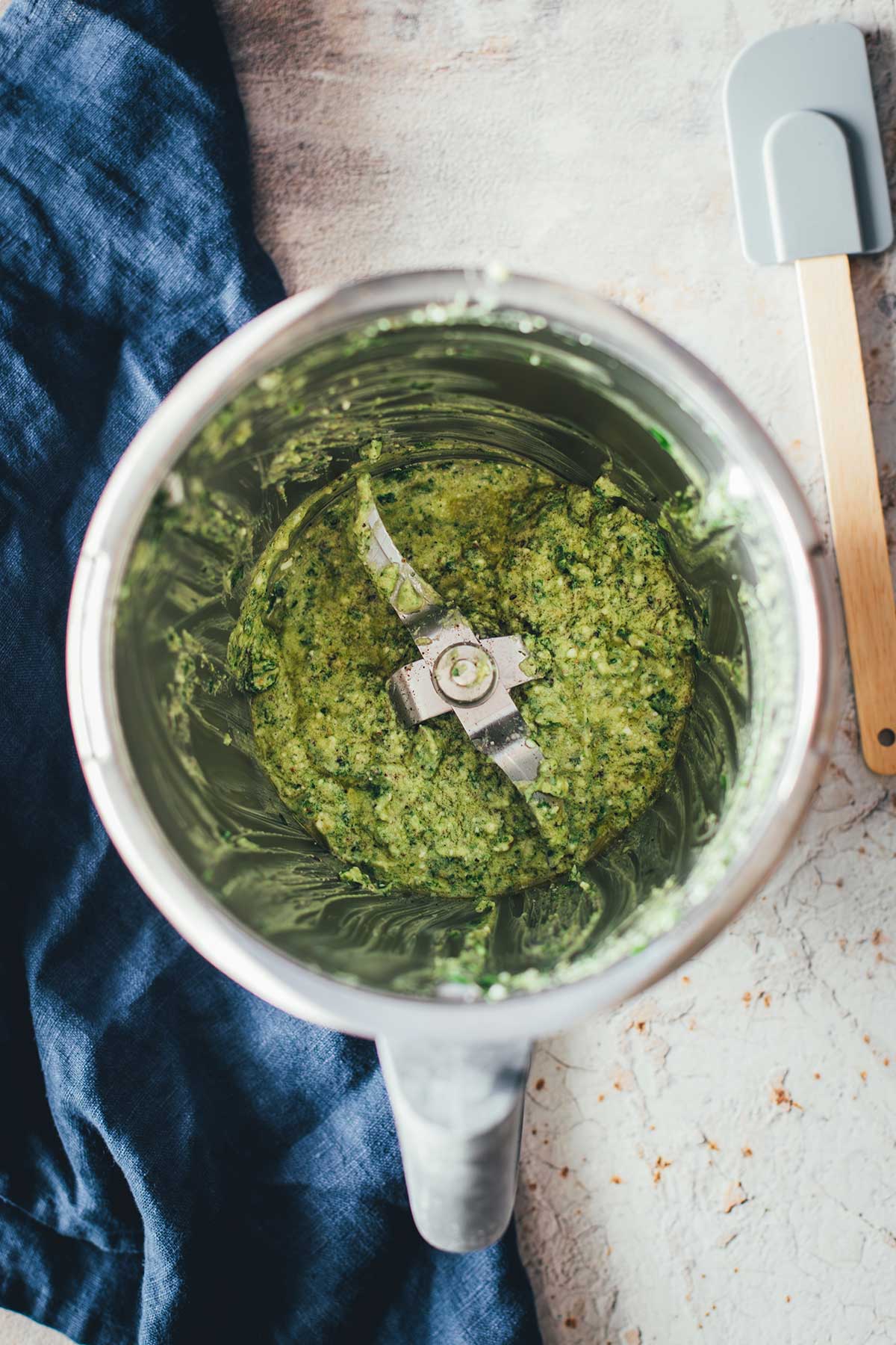 Schnelles Rezept für leckeren Reissalat aus dem Thermomix. Sommerlich frisch mit Zucchini und Feta. Frisch, leicht und sättigend und damit perfekt für den Lunch und eine tolle Alternative zu Kartoffelsalat oder Nudelsalat! | moeyskitchen.com