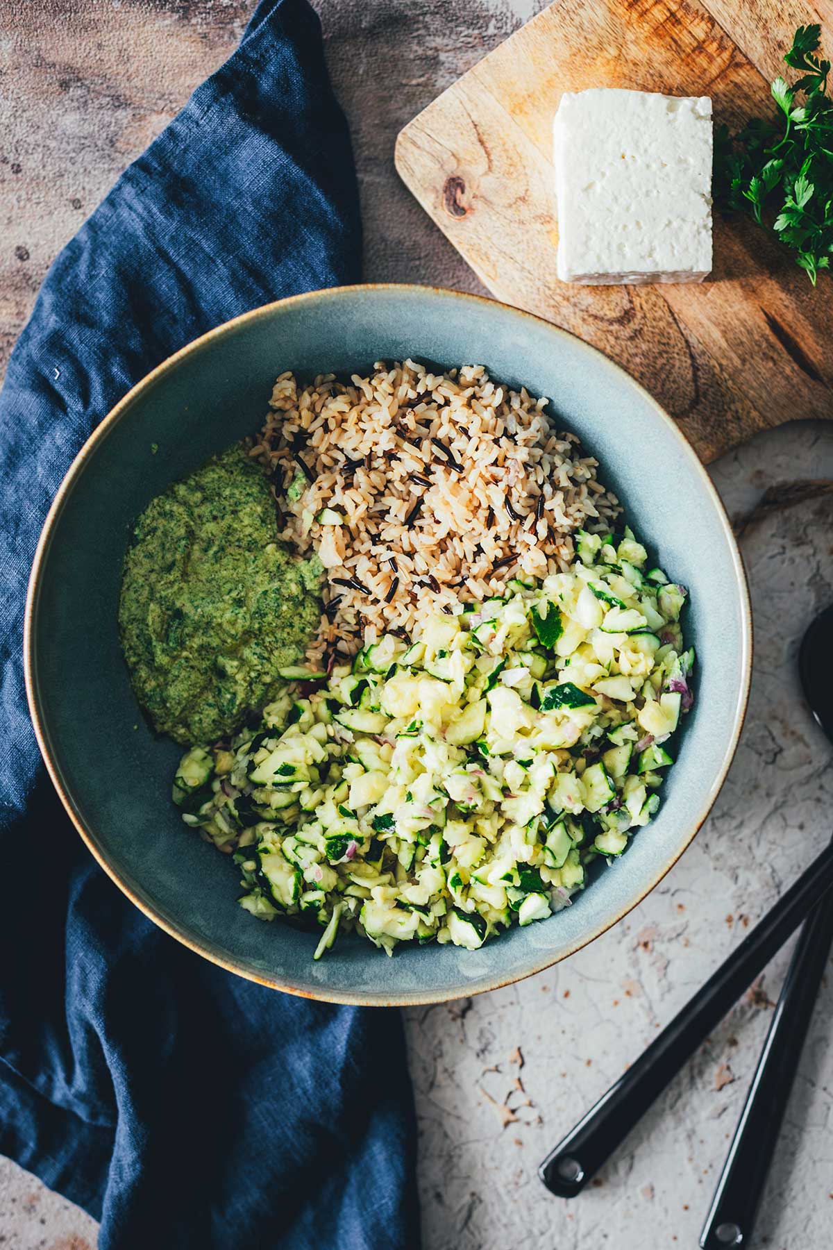 Schnelles Rezept für leckeren Reissalat aus dem Thermomix. Sommerlich frisch mit Zucchini und Feta. Frisch, leicht und sättigend und damit perfekt für den Lunch und eine tolle Alternative zu Kartoffelsalat oder Nudelsalat! | moeyskitchen.com