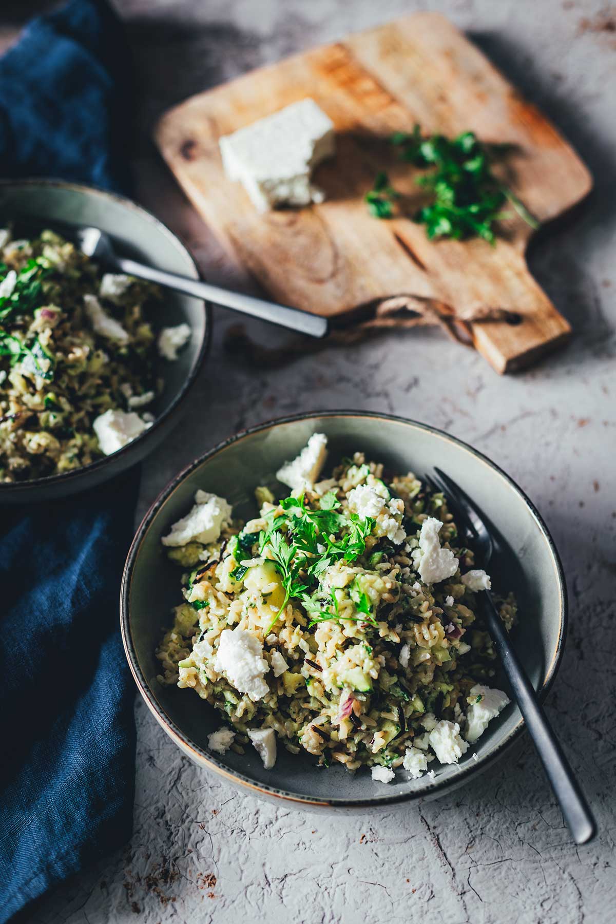 Schnelles Rezept für leckeren Reissalat aus dem Thermomix. Sommerlich frisch mit Zucchini und Feta. Frisch, leicht und sättigend und damit perfekt für den Lunch und eine tolle Alternative zu Kartoffelsalat oder Nudelsalat! | moeyskitchen.com