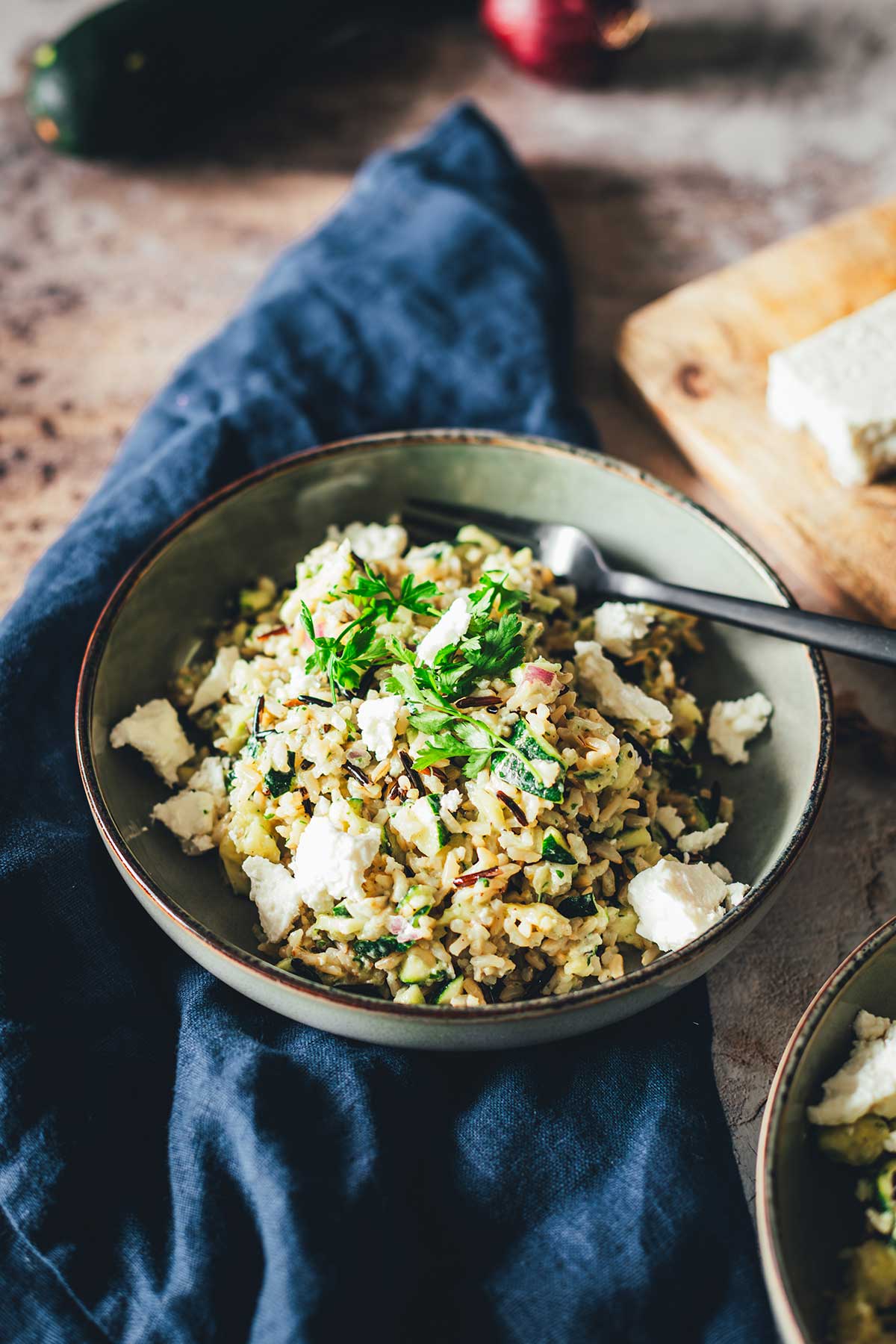 Schnelles Rezept für leckeren Reissalat aus dem Thermomix. Sommerlich frisch mit Zucchini und Feta. Frisch, leicht und sättigend und damit perfekt für den Lunch und eine tolle Alternative zu Kartoffelsalat oder Nudelsalat! | moeyskitchen.com