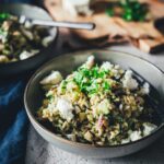 Schnelles Rezept für leckeren Reissalat aus dem Thermomix. Sommerlich frisch mit Zucchini und Feta. Frisch, leicht und sättigend und damit perfekt für den Lunch und eine tolle Alternative zu Kartoffelsalat oder Nudelsalat! | moeyskitchen.com
