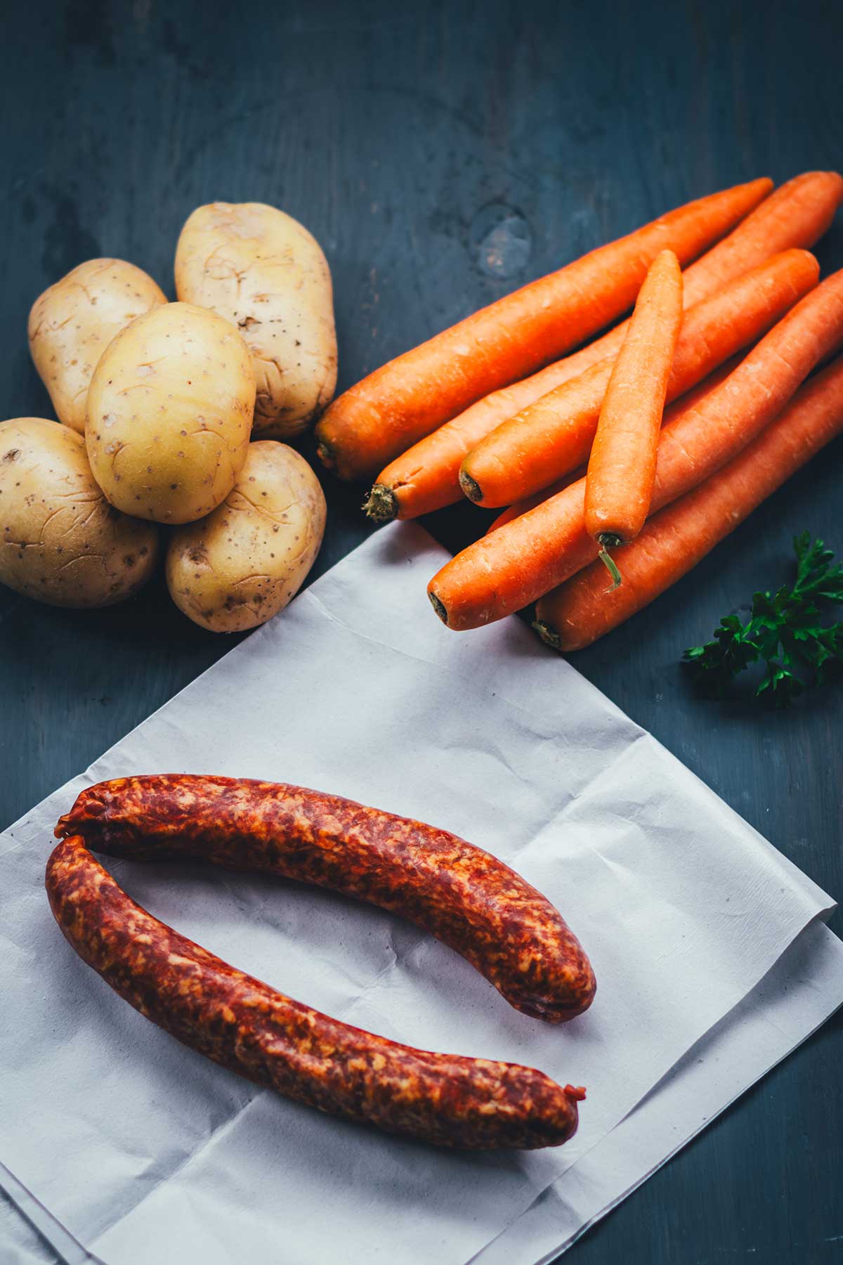 Rezept für einfache und deftige Hausmannskost: Kartoffel-Möhren-Stampf einfach selbst zubereitet. Serviert mit würziger Mettwurst ist das das perfekte Abendessen in der kalten Jahreszeit und genau das richtige für den Herbst. | moeyskitchen.com