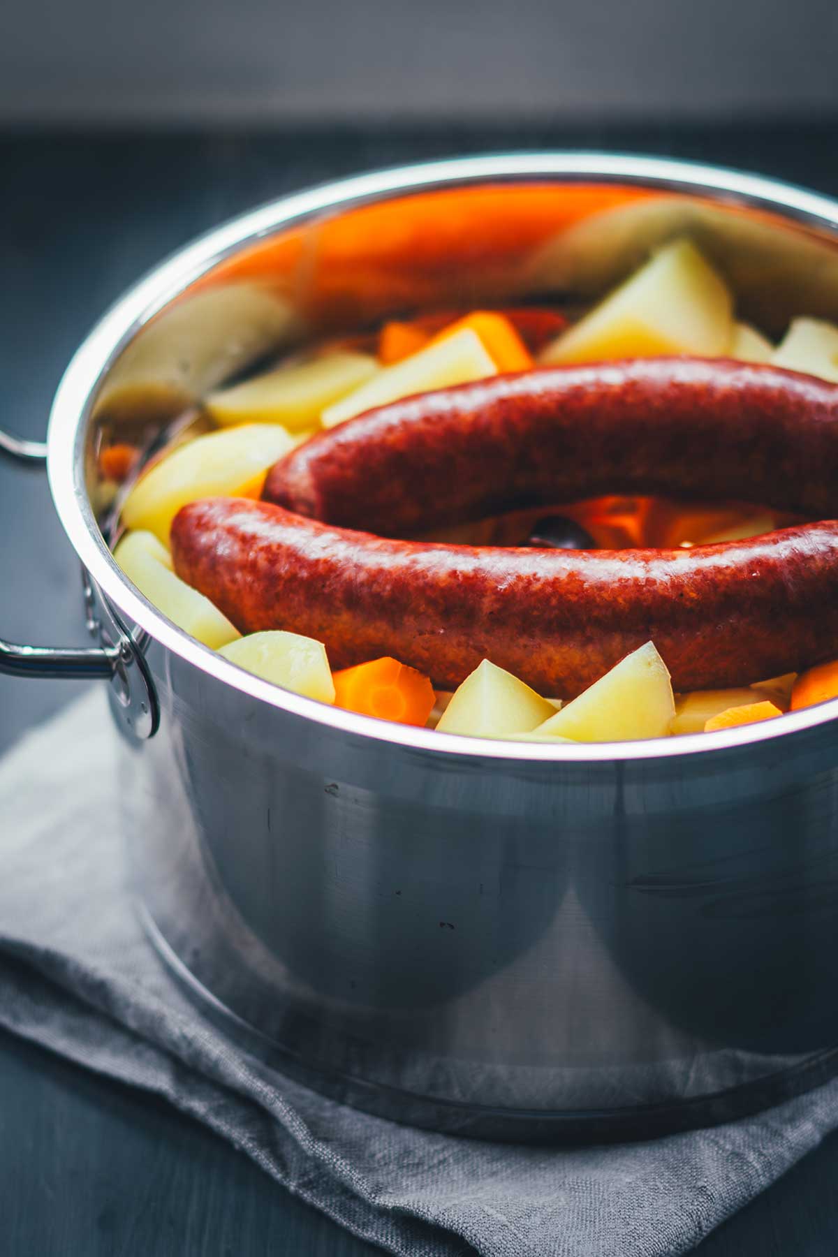 Rezept für einfache und deftige Hausmannskost: Kartoffel-Möhren-Stampf einfach selbst zubereitet. Serviert mit würziger Mettwurst ist das das perfekte Abendessen in der kalten Jahreszeit und genau das richtige für den Herbst. | moeyskitchen.com