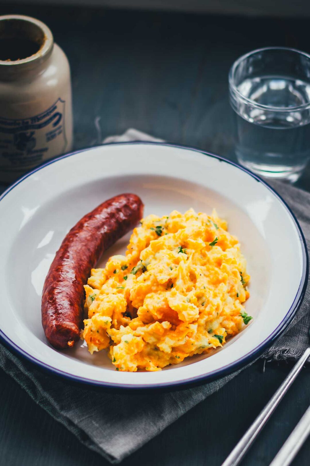 Rezept für einfache und deftige Hausmannskost: Kartoffel-Möhren-Stampf einfach selbst zubereitet. Serviert mit würziger Mettwurst ist das das perfekte Abendessen in der kalten Jahreszeit und genau das richtige für den Herbst. | moeyskitchen.com