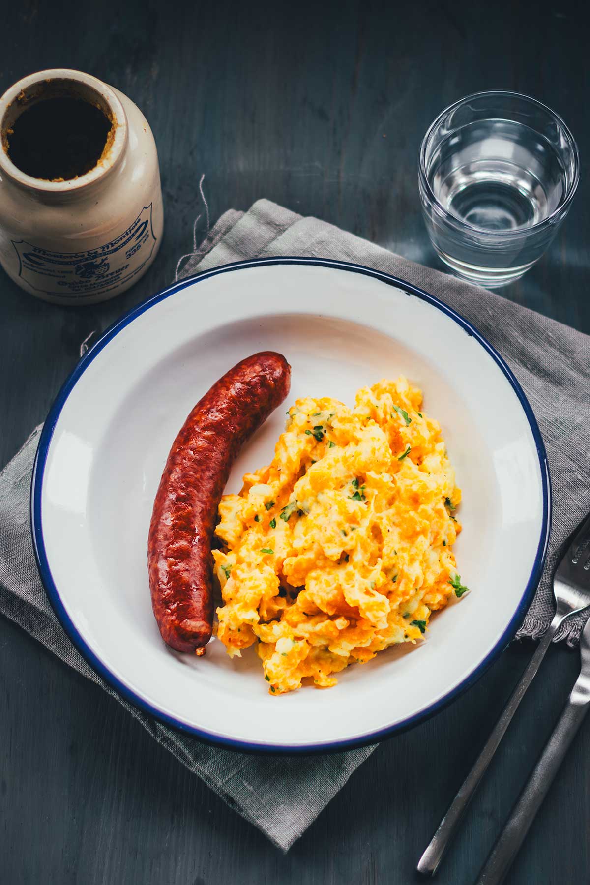 Rezept für einfache und deftige Hausmannskost: Kartoffel-Möhren-Stampf einfach selbst zubereitet. Serviert mit würziger Mettwurst ist das das perfekte Abendessen in der kalten Jahreszeit und genau das richtige für den Herbst. | moeyskitchen.com