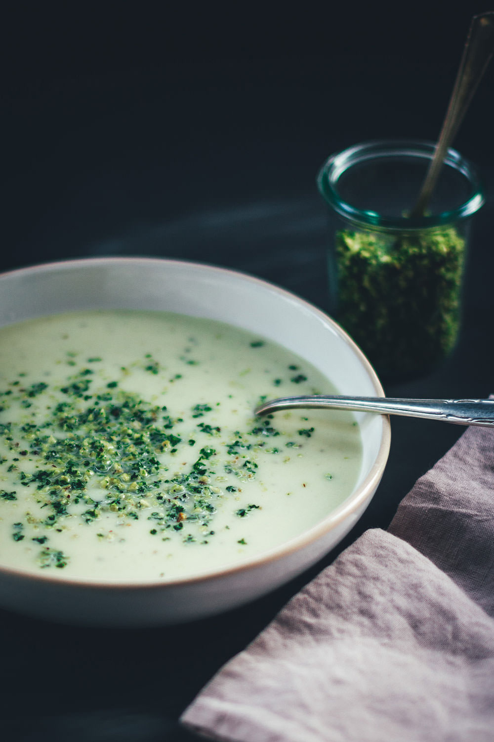 Rezept für cremige Blumenkohl-Birnen-Suppe mit Blauschimmelkäse und Haselnuss-Petersilien-Topping | moeyskitchen.com