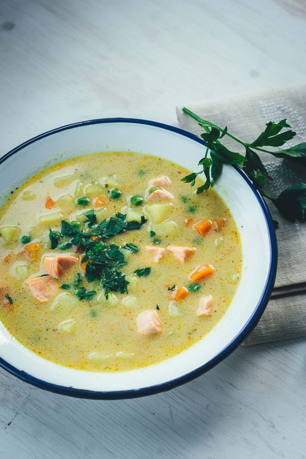 Rezept für schnelle Kartoffel-Erbsen-Suppe mit Lachs und Kokosmilch | einfache Suppe für die schnelle Feierabendküche | moeyskitchen.com