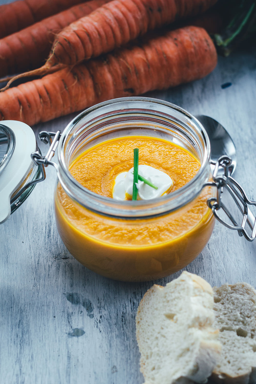 Rezept für vegetarische Möhrensuppe mit ofengerösteten Möhren, Karottensaft und Ingwer | wärmende Herbstküche | moeyskitchen.com