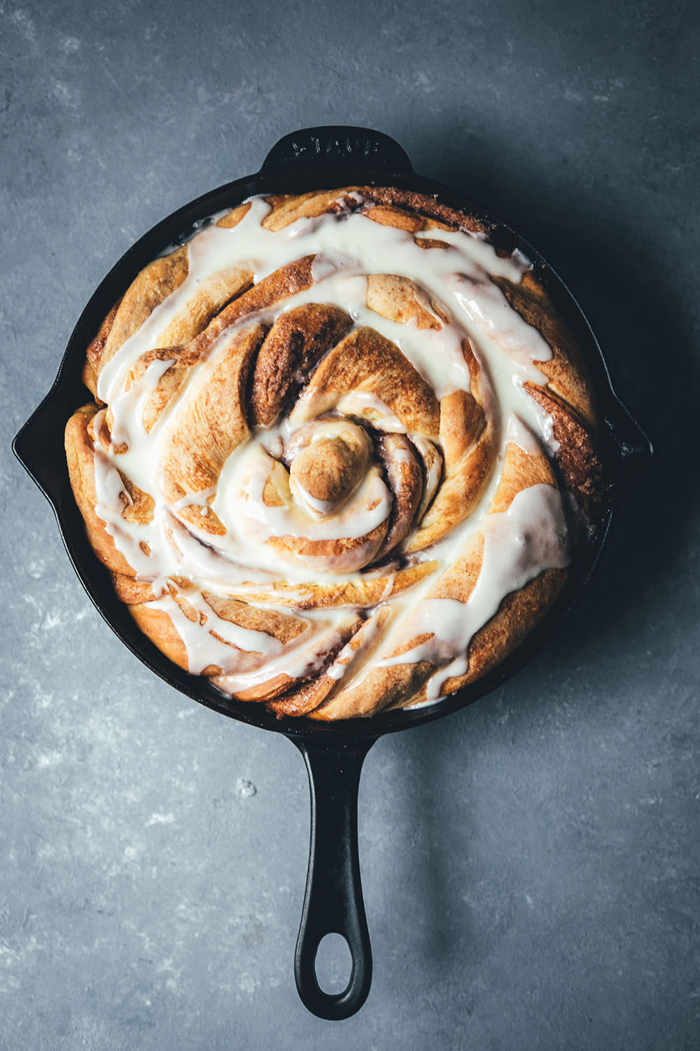 Rezept für Riesen-Zimtschnecke mit Zuckerguss | klassische Cinnamon Rolls als Kuchen | moeyskitchen.com