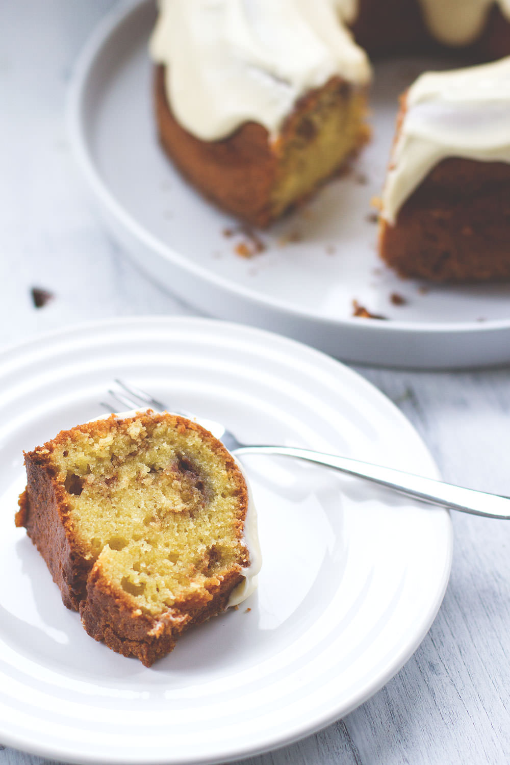Rezept für schnellen Zimtschnecken-Kuchen mit Zimt-Swirl und Frischkäse-Icing | moeyskitchen.com