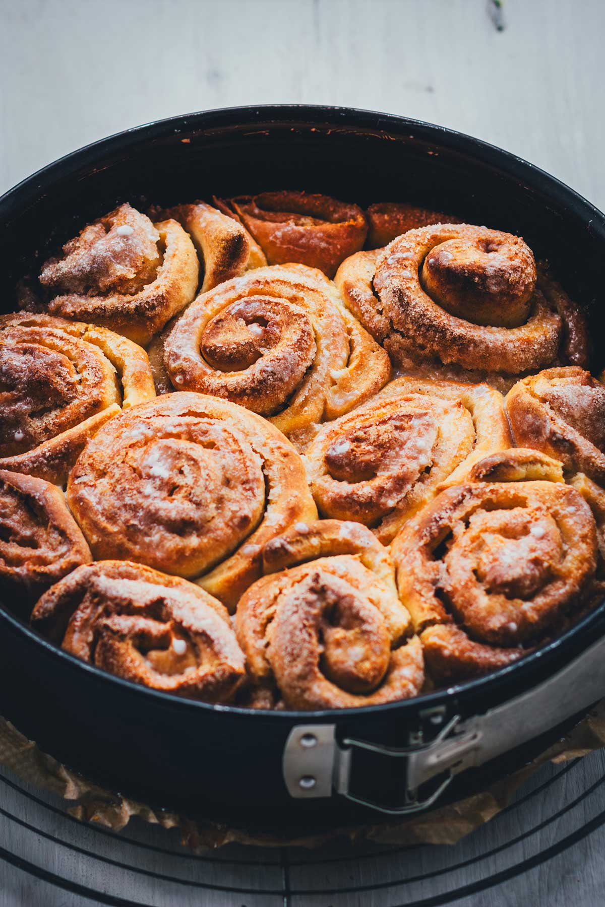 Zimtschneckenauflauf sind knusprige Zimtschnecken, in einer Springform gebacken. Aus dem Törtchenzeit-Backbuch. | moeyskitchen.com